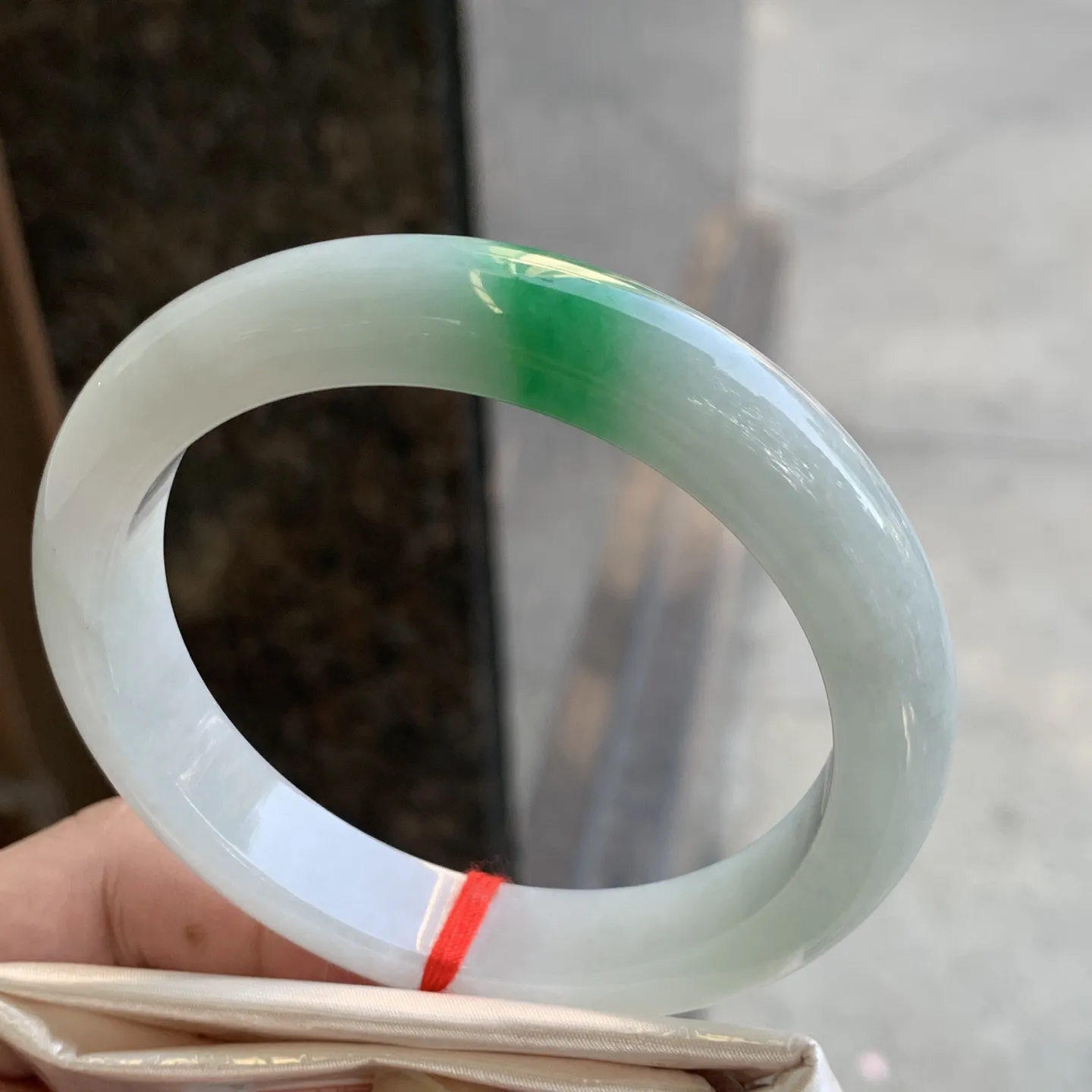 正圈冰糯翠绿 微细线 尺寸:61.1/12.1/8.8 色好 大圈口