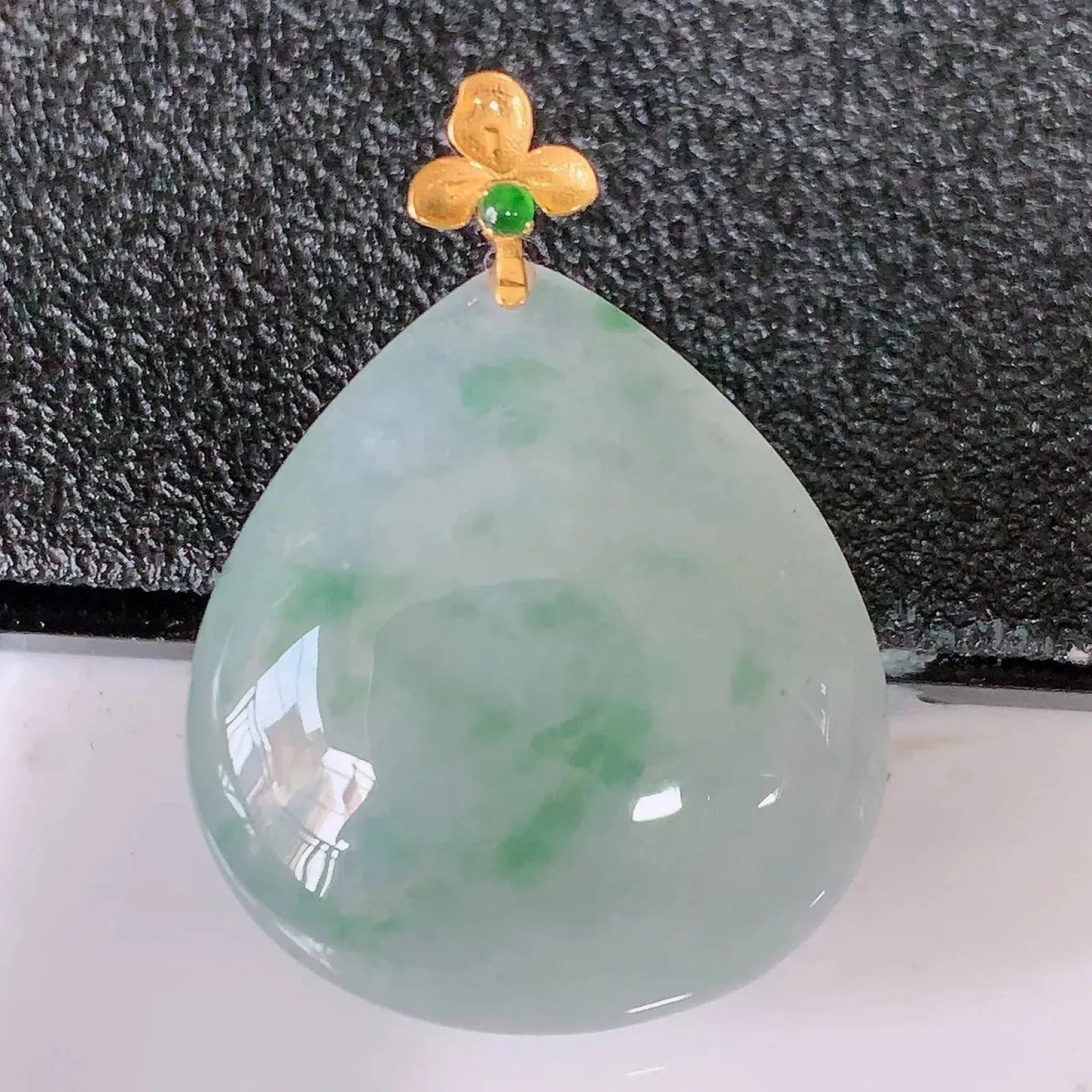 18k金镶嵌冰种飘花翡翠水滴吊坠  款式新颖，佩戴效果时尚出众，尽显气质，水 润精细美感十足。#493.3整体27.8裸石22.5*20.5*6.2mm