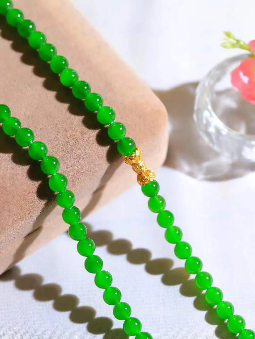 【珠圆玉润.项链】

精品和田玉碧玉珠圆玉润项链 玉质温润细腻  整串打磨圆润，佩戴舒适。珠珠落玉盘，间关莺语花底滑，一生美好时光，无论身在何处，都有它相伴相守。事事顺遂，幸福美满，吉祥如意。重37.7克 尺寸取一6mm  791251378A