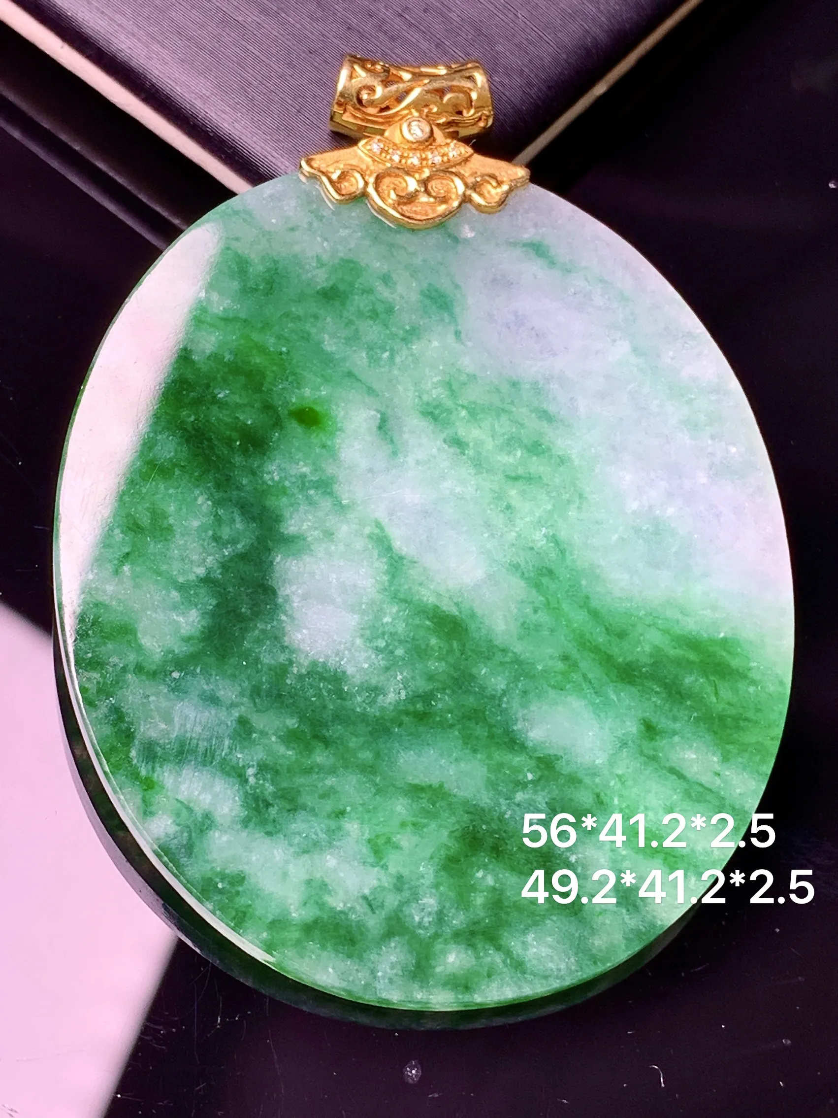 18k金钻镶嵌飘绿圆牌吊坠 玉质细腻 水润亮眼 色泽艳丽 整体尺寸56*41.2*2.5