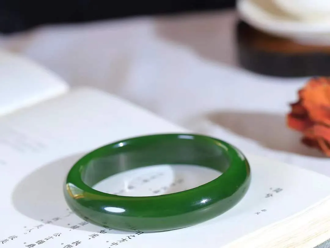 【碧波流转·手镯】

收藏级臻品️和田玉碧玉手镯，玉质细腻温润，手感舒适，️线条流畅，简约大