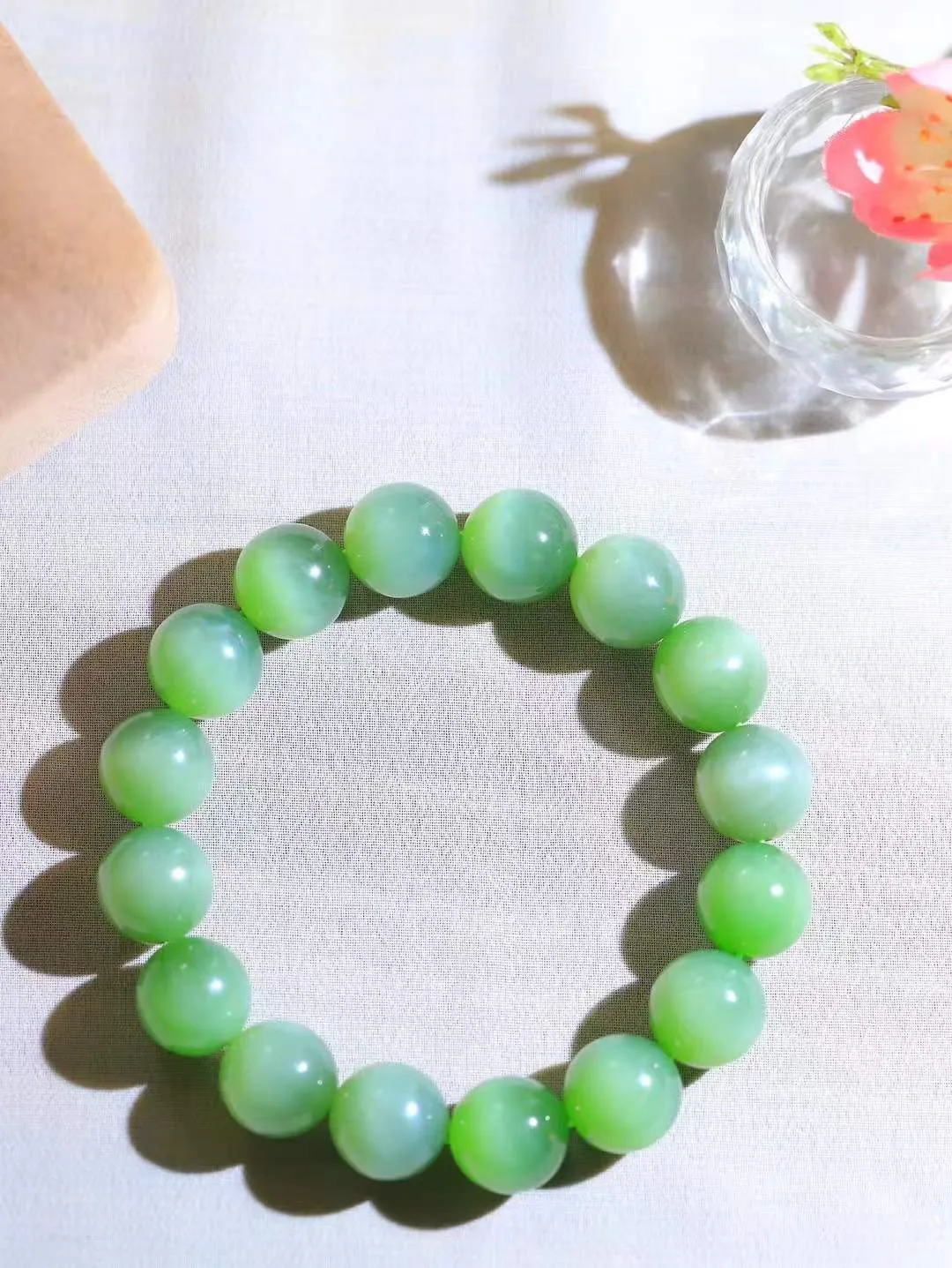 （猫眼手串）

精品和田玉碧玉猫眼圆珠手串 质地温润灵动 猫眼儿般的光中，有波光潋滟，也有梦幻清韵。行走于市井的喧嚣，相顾不言，便得清欢。重61.3克 尺寸取一13.4mmFDA-231201353