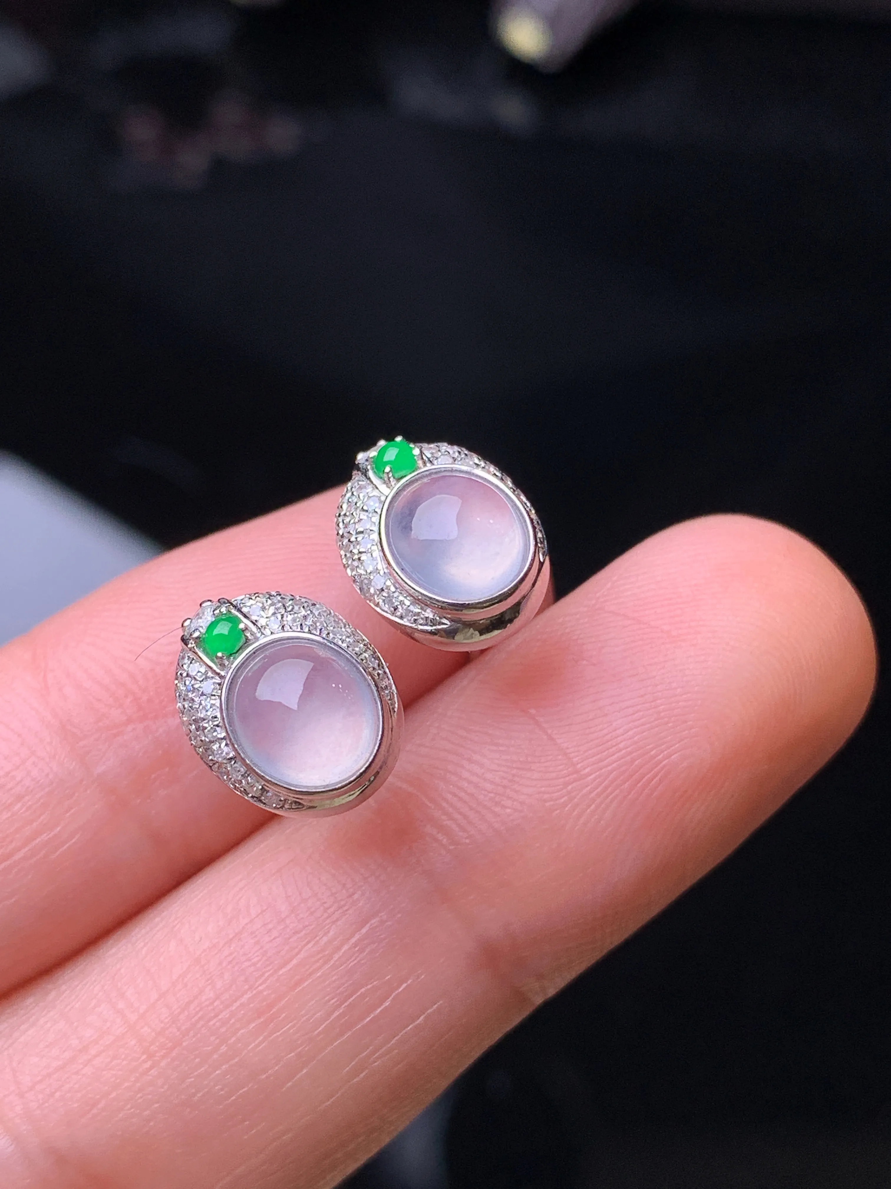 18k金钻镶嵌冰种蛋面耳钉 玉质细腻 水润亮眼 色泽艳丽 整体尺寸11*8.5*5.2