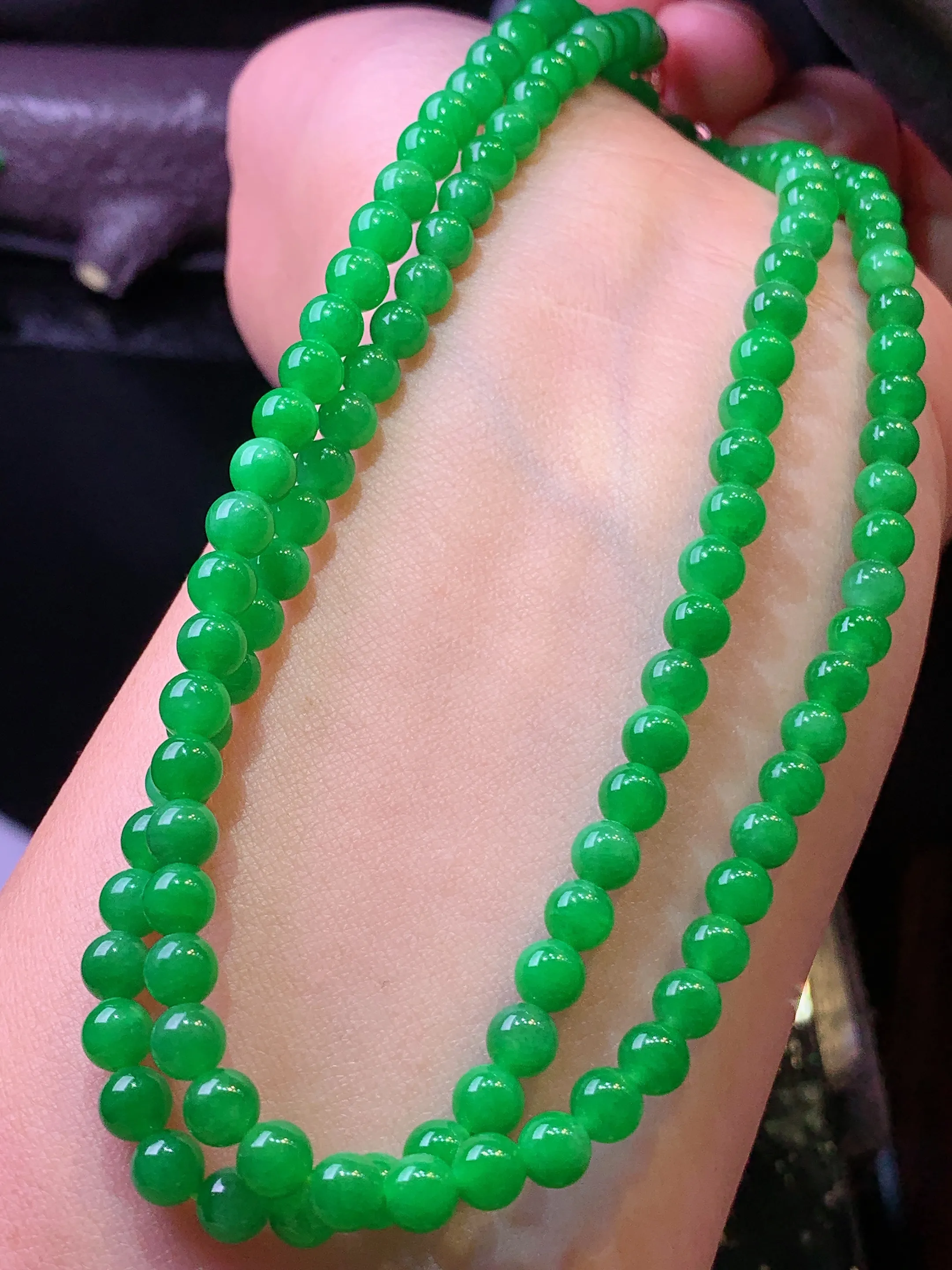 满绿圆珠项链 玉质细腻 水润亮眼 色泽艳丽 整体尺寸4.6