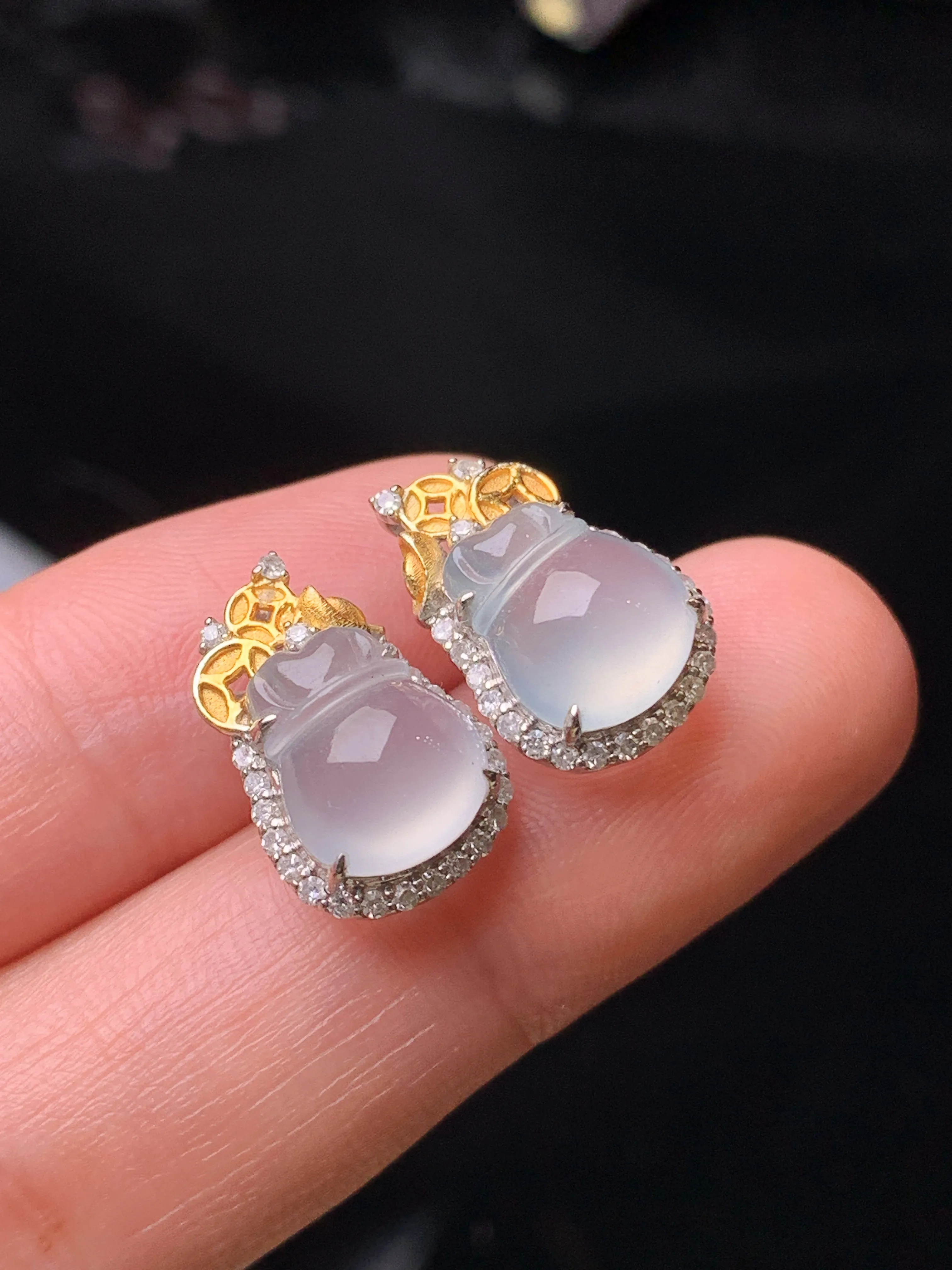 18k金钻镶嵌冰种钱袋耳钉 玉质细腻 水润亮眼 色泽艳丽 整体尺寸15.5*10*7.5