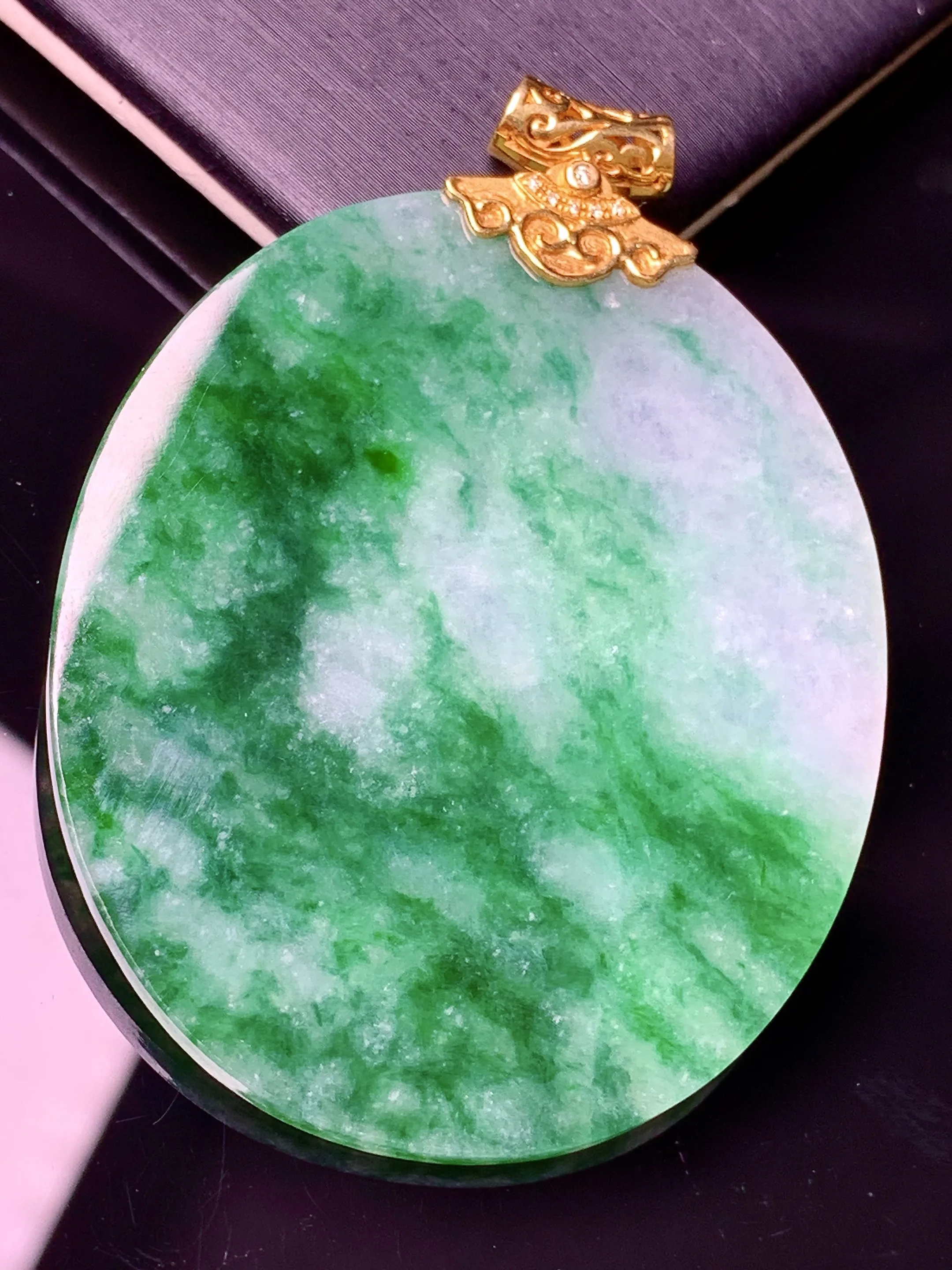 18k金钻镶嵌飘绿圆牌吊坠 玉质细腻 水润亮眼 色泽艳丽 整体尺寸56*41.2*2.5
