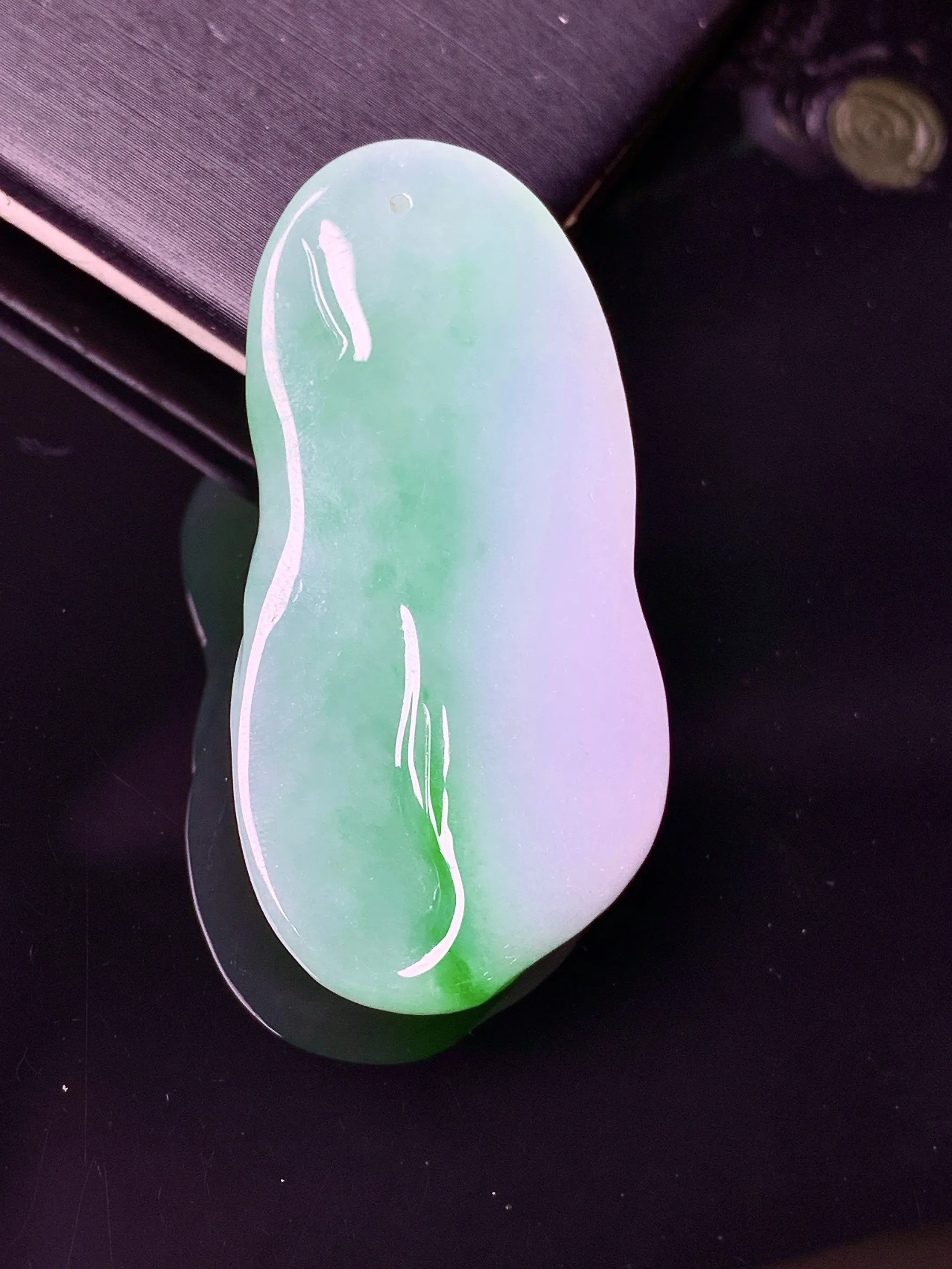 飘绿悟道吊坠 玉质细腻 水润亮眼 色泽艳丽 整体尺寸47.2*23.3*8