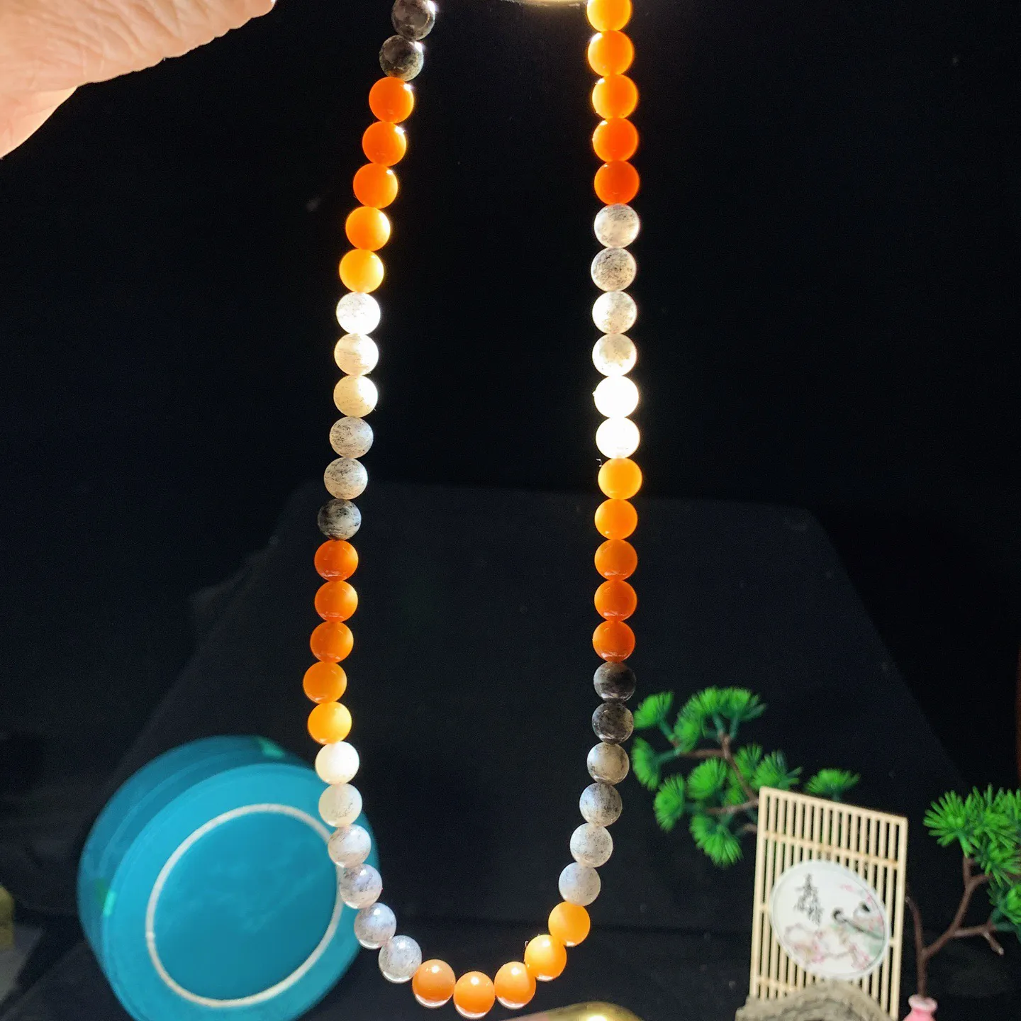 新疆和田玉楼兰三色项链。楼兰三色妈妈链。单颗尺寸8！玉质细腻油润。手推出油。佩戴高端典雅。lt251213