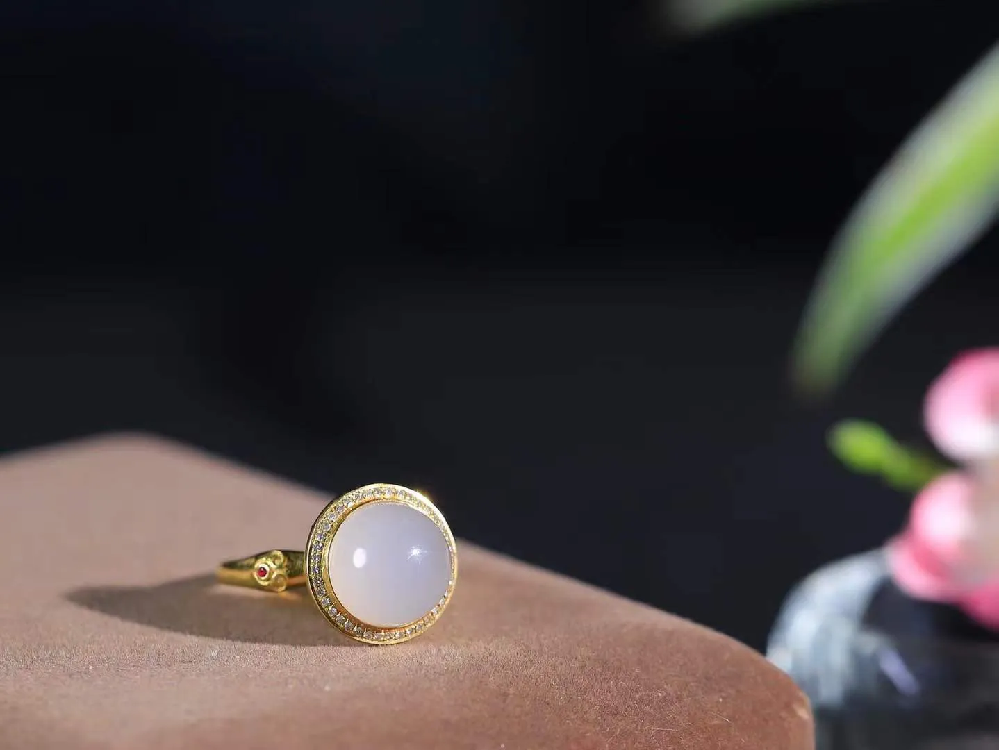 【金镶玉.戒指】

精品和田玉烟紫Au750金戒指 玉质细腻温润 油性十足 ，不论时光如何流转变化，