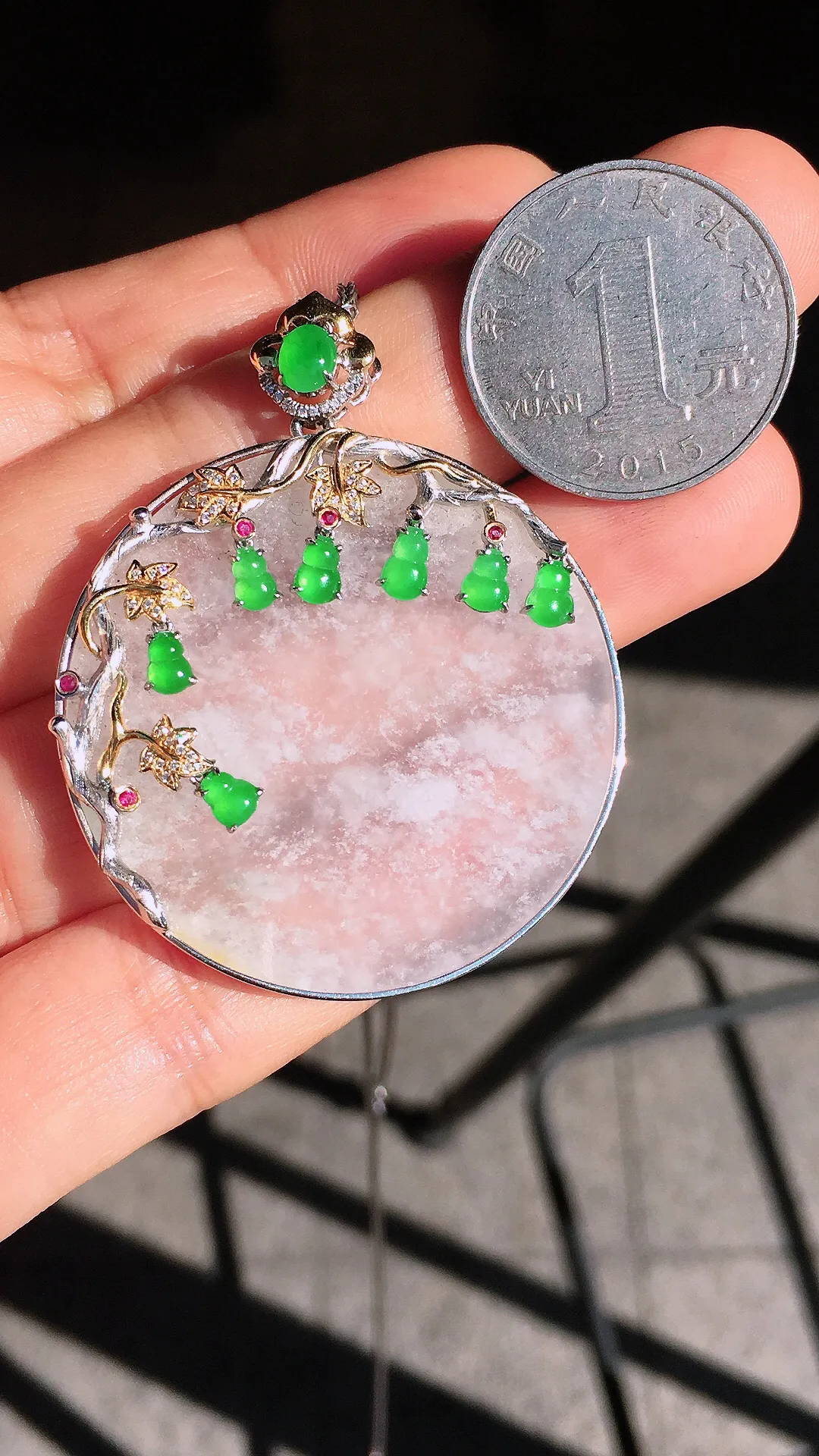 冰种平安扣吊坠，色泽均匀艳丽，玉质细腻，荧光感超
强，饱满圆润，尽显优雅气质，18k
金豪华镶嵌