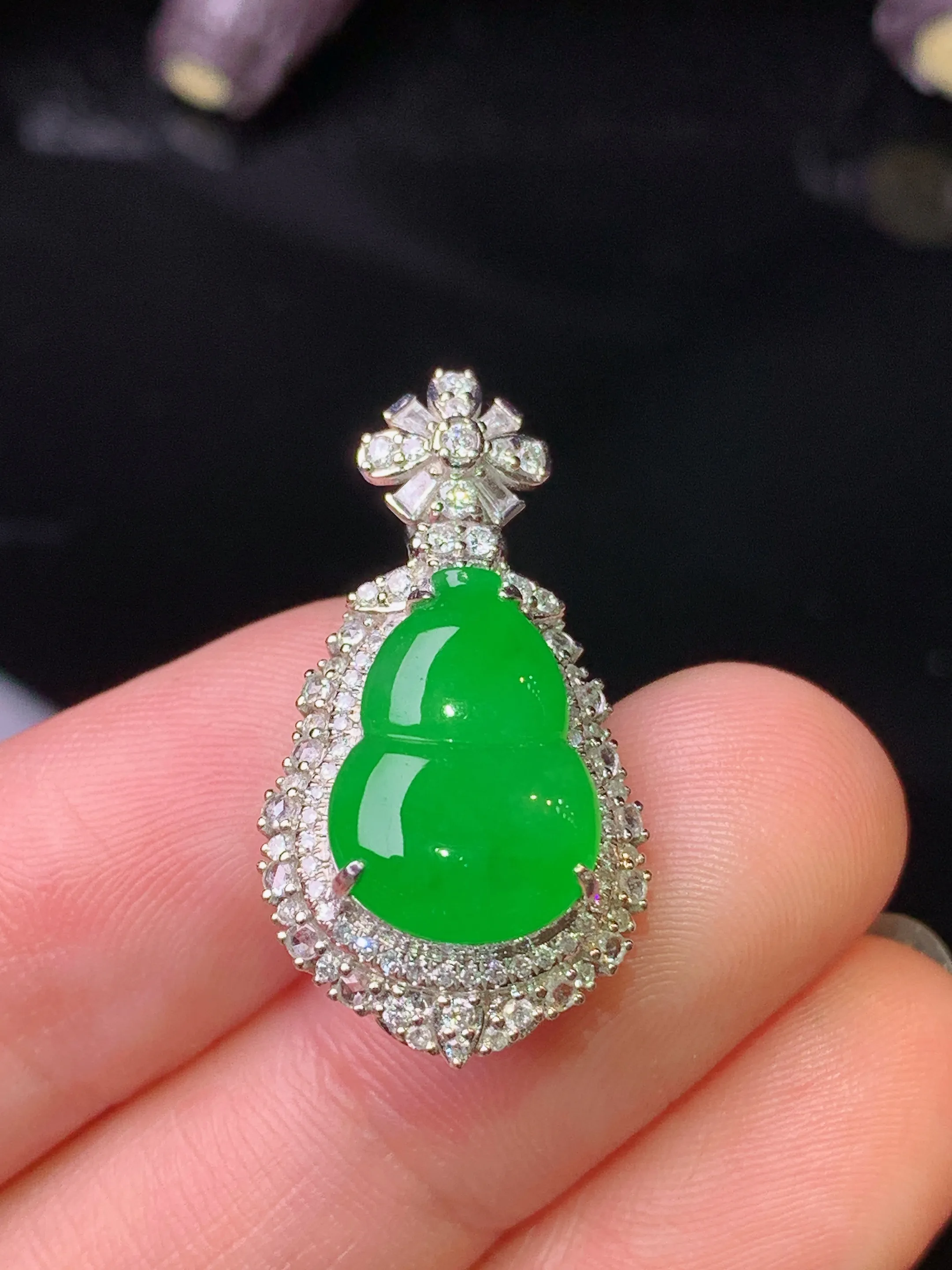 18k金钻镶嵌满绿葫芦吊坠 玉质细腻 水润亮眼 色泽艳丽 整体尺寸26.8*14.2*10.7