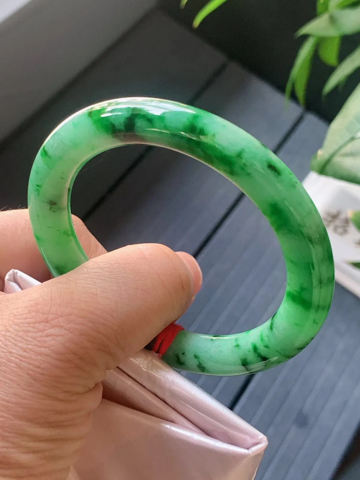 【翡翠名称】老种冰飘绿花55.4圈口圆条手镯
【翡翠尺寸】55.4/9.3/9.8mm适合55-57.8正圈口佩戴
【翡翠描述】宝贝种老水足，玉质细腻，色泽靓丽，性价比高，佩戴效果好！
【其它赠送】权威证书/精美挂绳盒子/支持全国复检