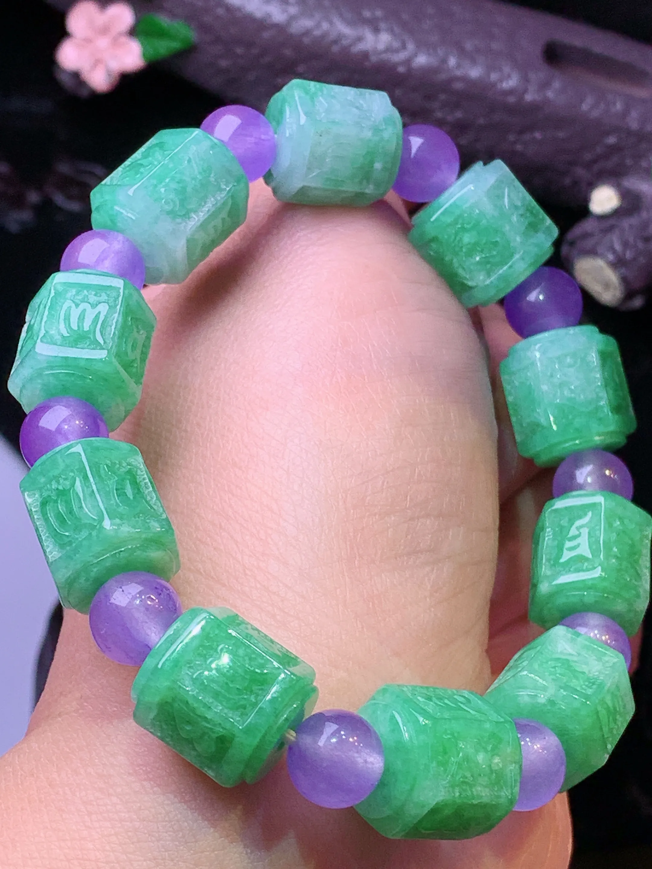 飘绿雕花路路通手链 玉质细腻 水润亮眼 色泽艳丽 整体尺寸11.3*11.3*13.3