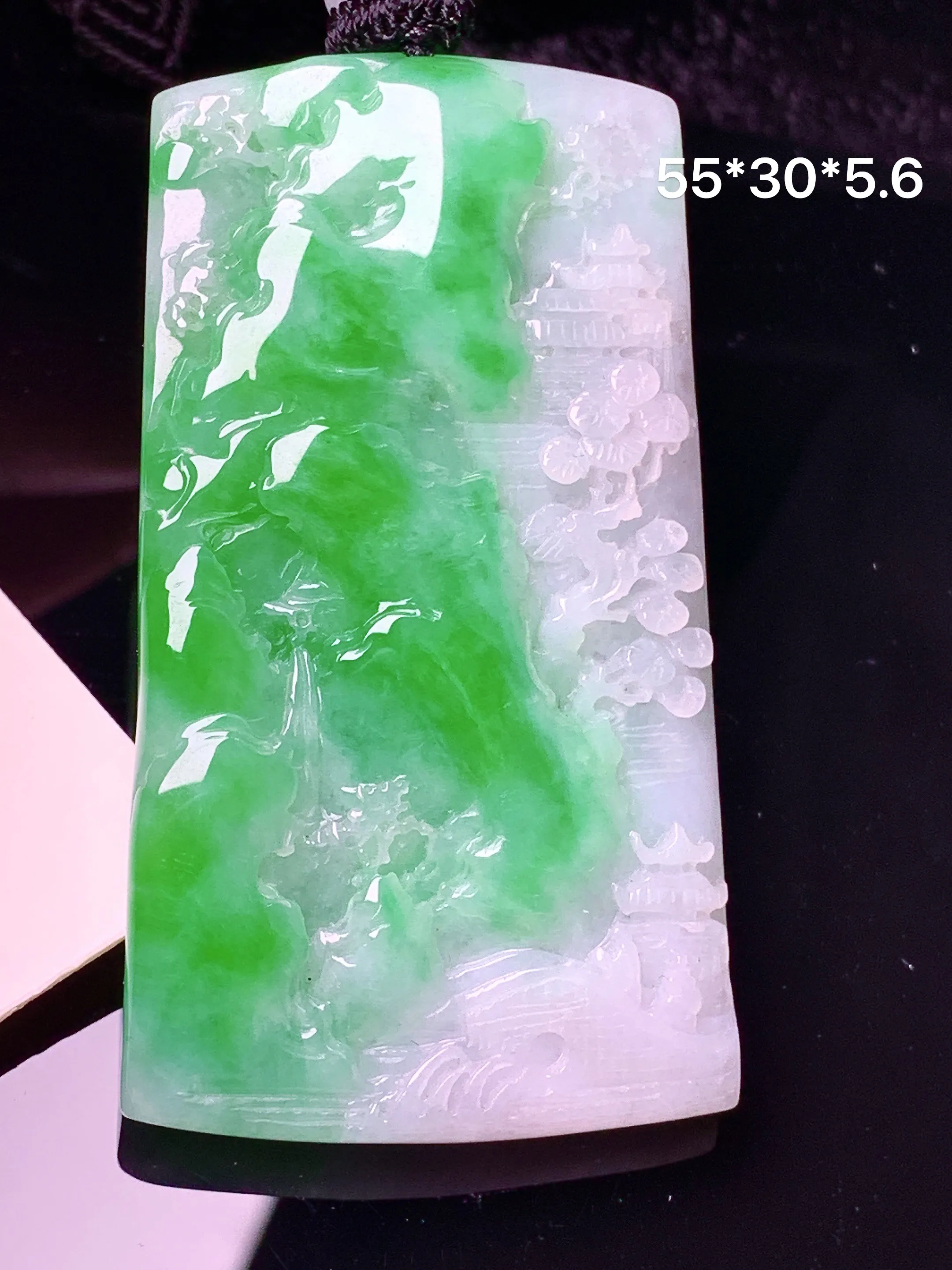 飘绿山水牌子吊坠 玉质细腻 水润亮眼 色泽艳丽 整体尺寸55*30*5.6