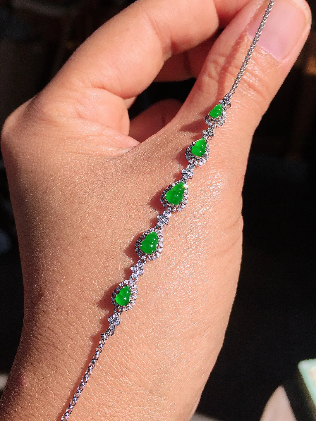 阳绿葫芦手链，色泽均匀艳丽，玉质细腻，荧光感超
强，饱满圆润，尽显优雅气质，18k
金豪华镶嵌