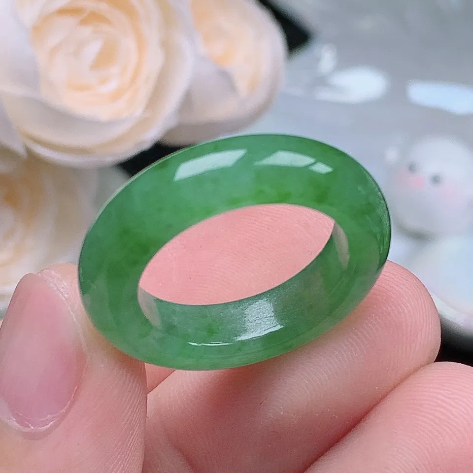 缅甸翡翠老坑冰种水润起胶冰阳绿戒指玉指环  水润通透 尺寸：18.3-5.7-4.4mm 17号圈口