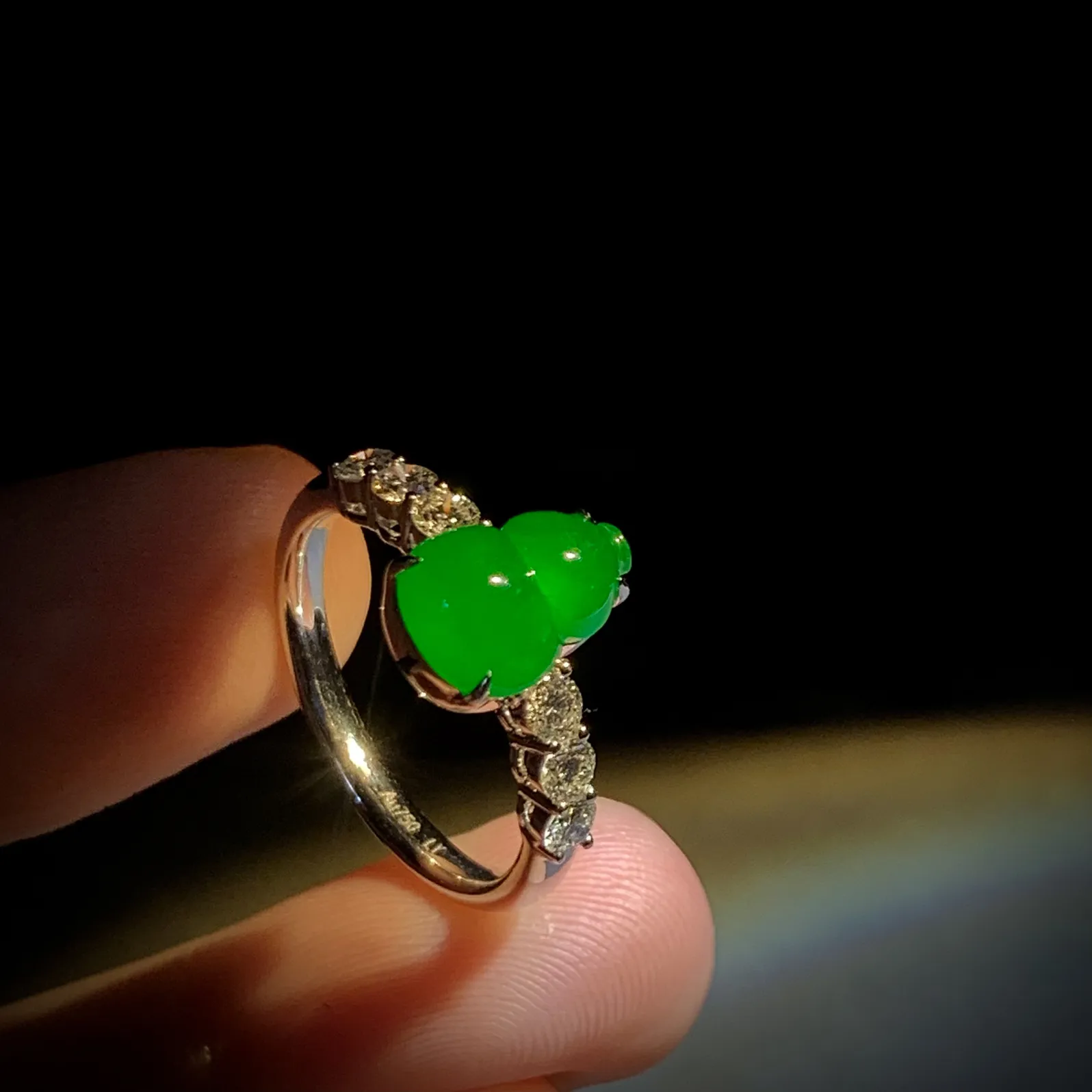 精品葫芦戒指，颜色种水都很好，
裸石10-7.2-3.5mm，14#，
18K金，南非钻，3.88g，