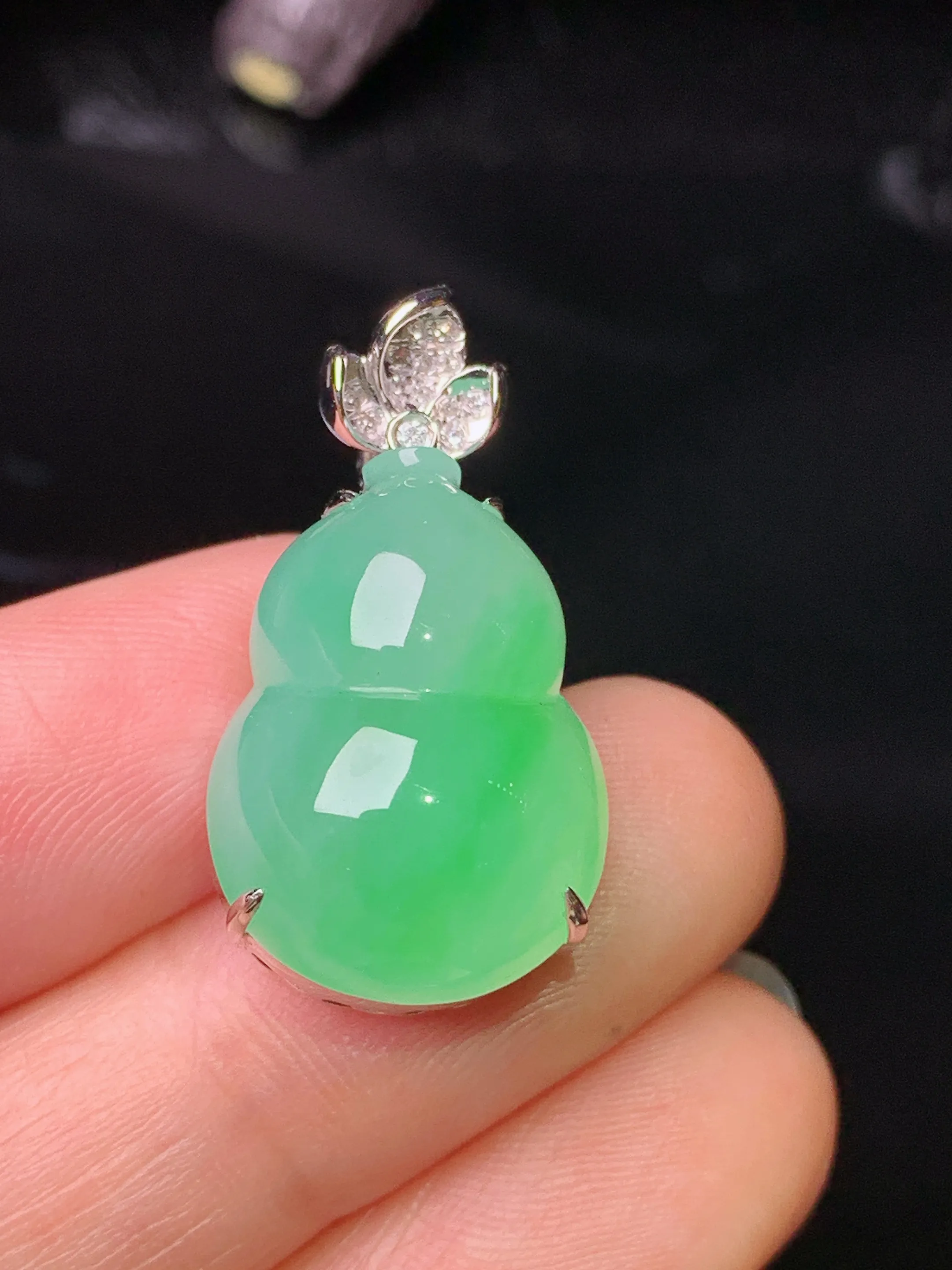 18k金钻镶嵌翠绿葫芦吊坠 玉质细腻 水润亮眼 色泽艳丽 整体尺寸27.3*14.4*12.5