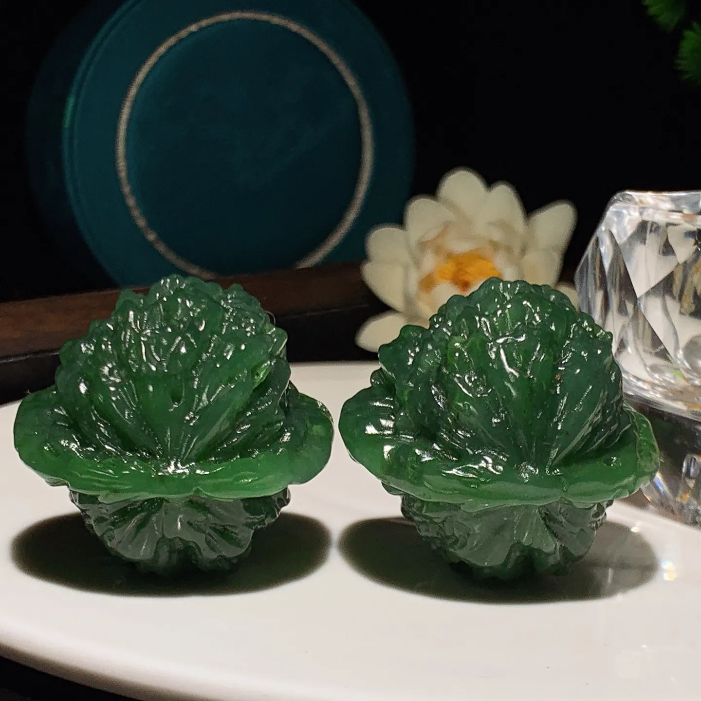 和田玉阳绿俄罗斯碧玉大权在握核桃把件。尺寸37/44重170.5克。玉质细腻油润。手推出油。佩戴高端典雅。lt251213