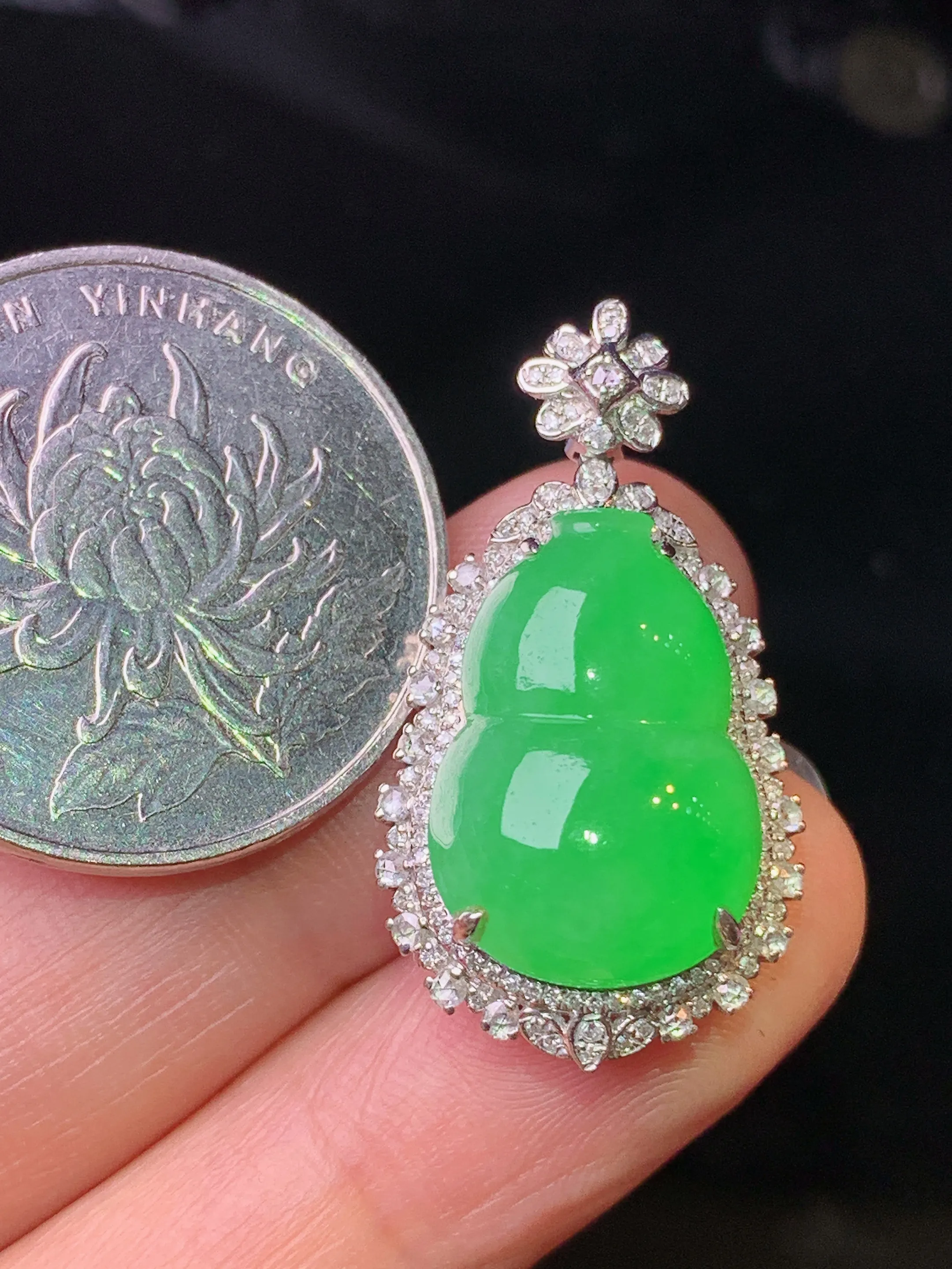 18k金钻镶嵌满绿葫芦吊坠 玉质细腻 水润亮眼 色泽艳丽 整体尺寸29.2*16*10.2