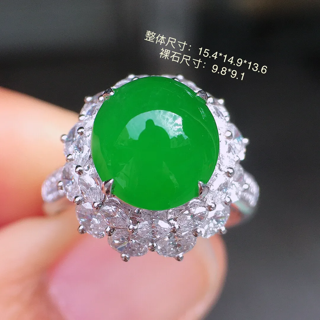 阳绿蛋面戒指，色泽均匀艳丽，玉质细腻，荧光感超
强，饱满圆润，尽显优雅气质，18k
金豪华镶嵌
