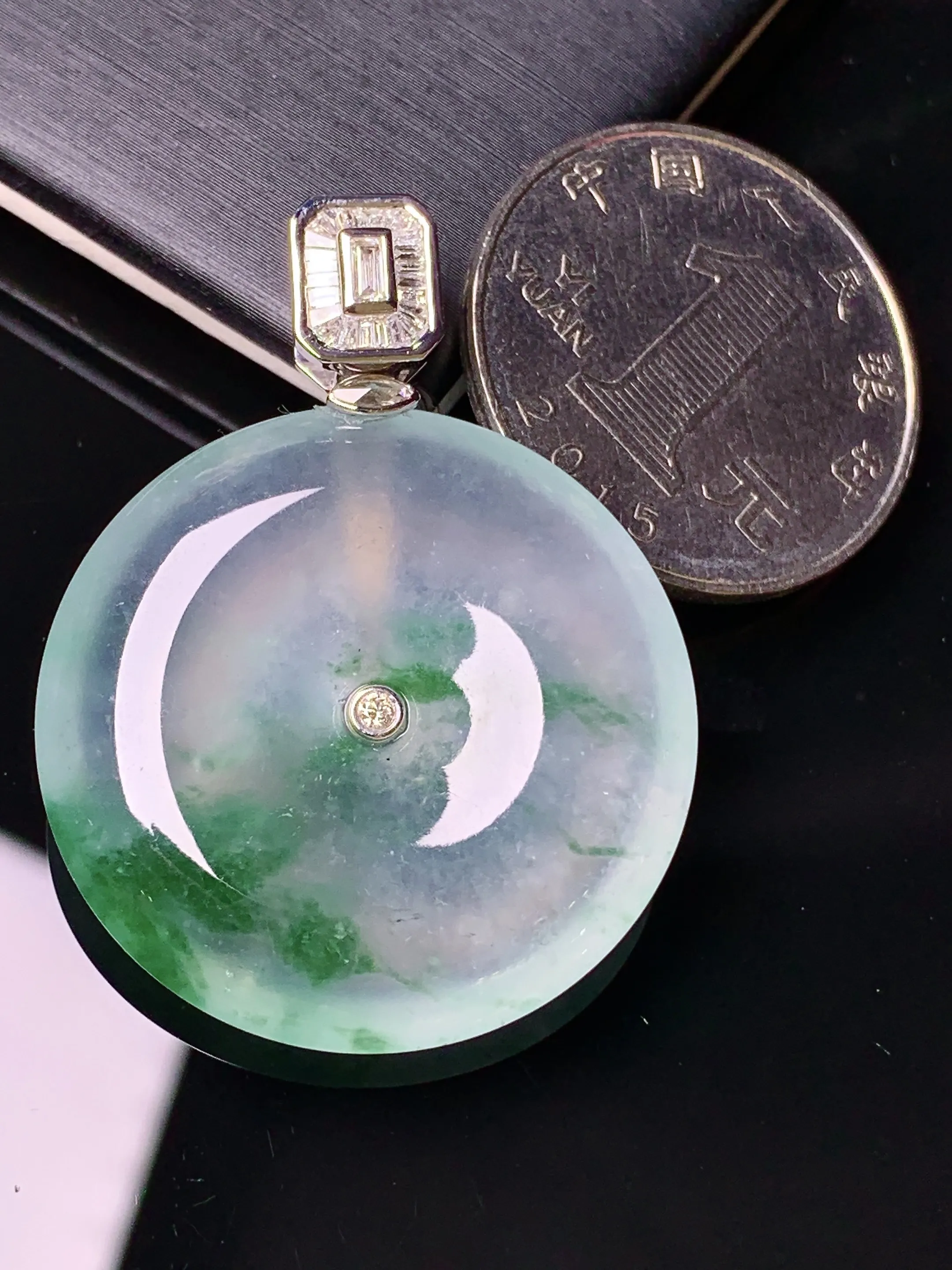 18k金钻镶嵌冰种飘绿平安扣吊坠 玉质细腻 水润亮眼 色泽艳丽 整体尺寸39.2*29.8*6.6