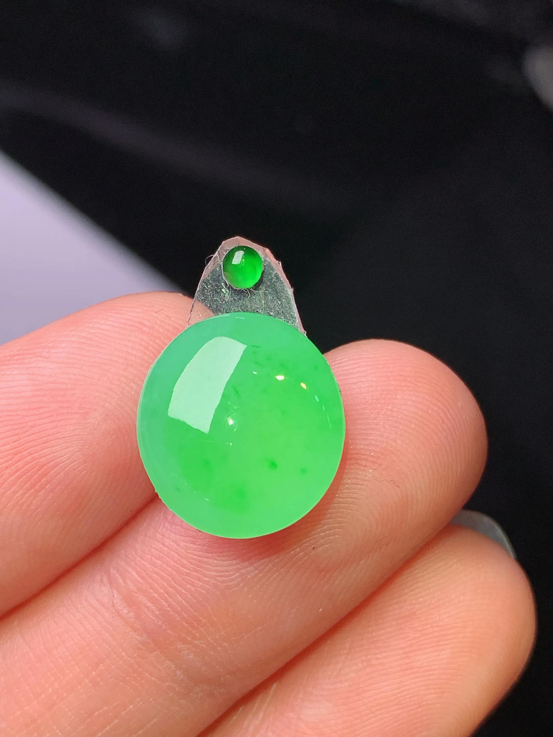 镶嵌款 翠绿蛋面吊坠 玉质细腻 水润亮眼 色泽艳丽 整体尺寸13.2*12*4.5