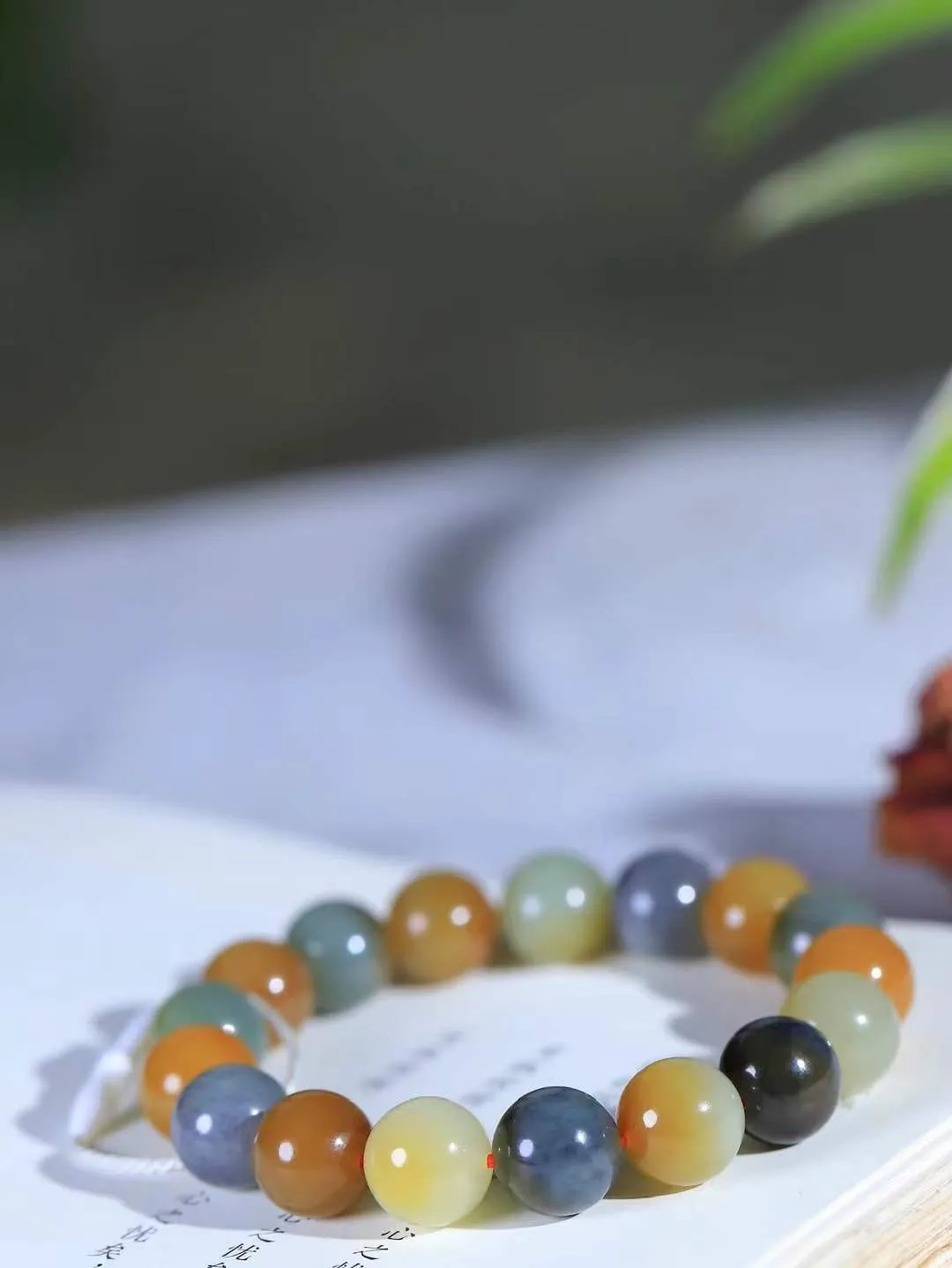 楼兰古韵.手串】

精品和田玉楼兰三色手串  温润光泽，不张扬却自显高贵；三色交织的独特纹理，低调中