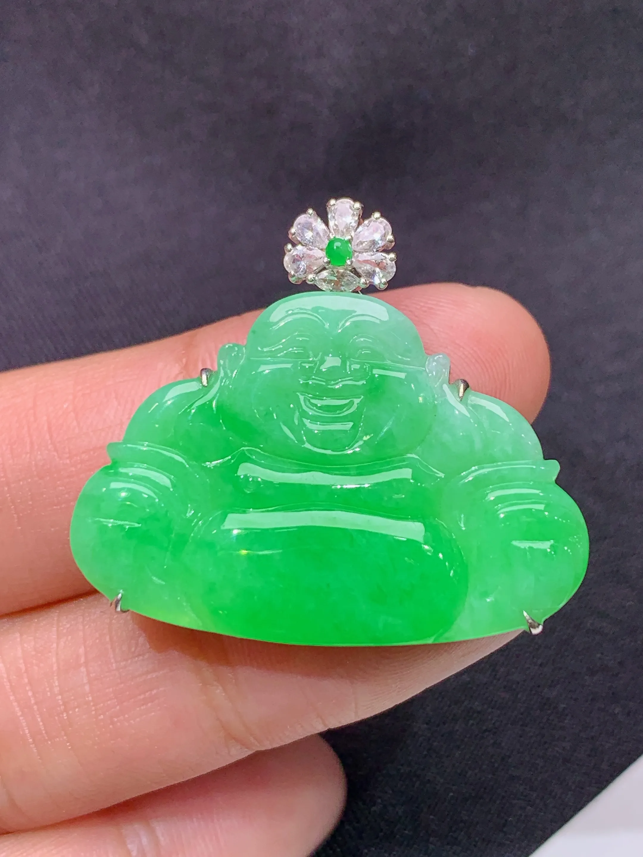 冰阳绿笑佛吊坠，18k金镶嵌，冰润色阳，品相好，种水足，Zy整体尺寸27.6*31.7*5.5