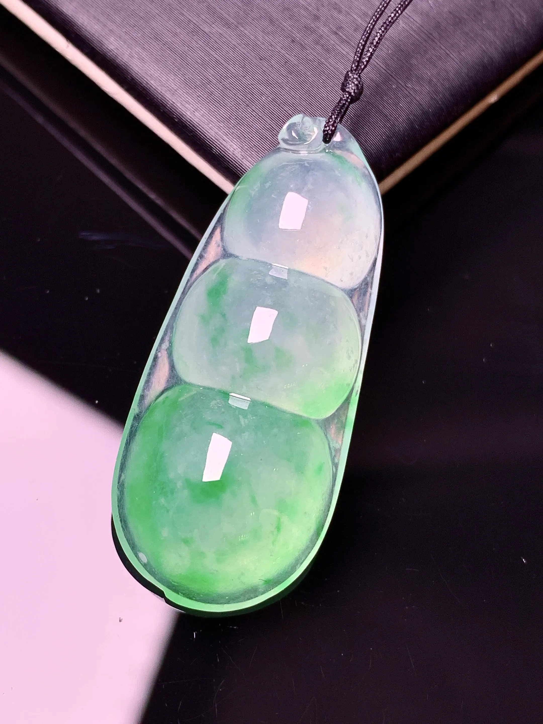 冰种飘绿四季豆 冰透水润 玉质细腻 色泽艳丽清新 整体尺寸35.5*15.5*8.5