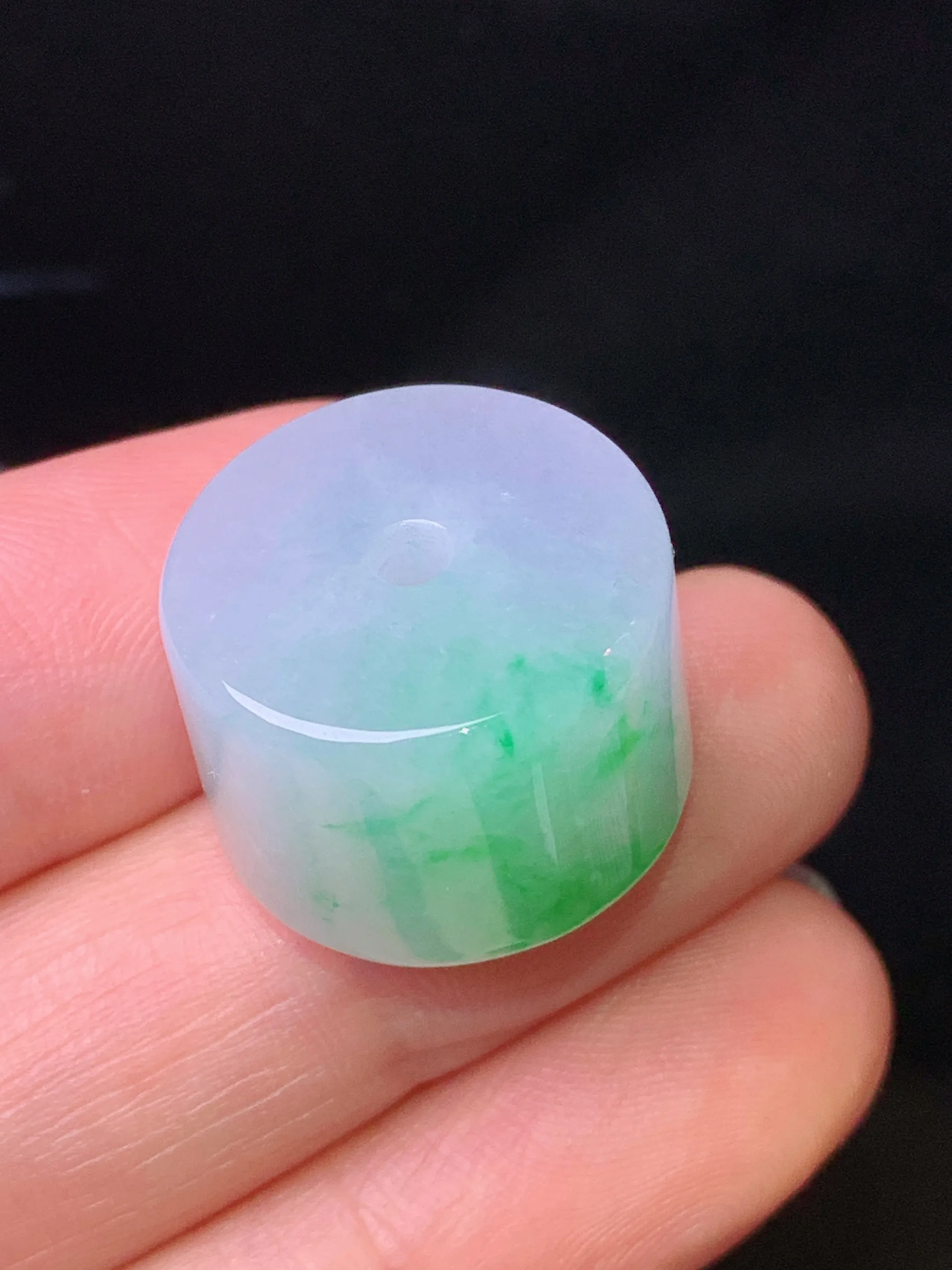 飘绿路路通吊坠 玉质细腻 水润亮眼 色泽艳丽 整体尺寸18.2*18.2*12.7