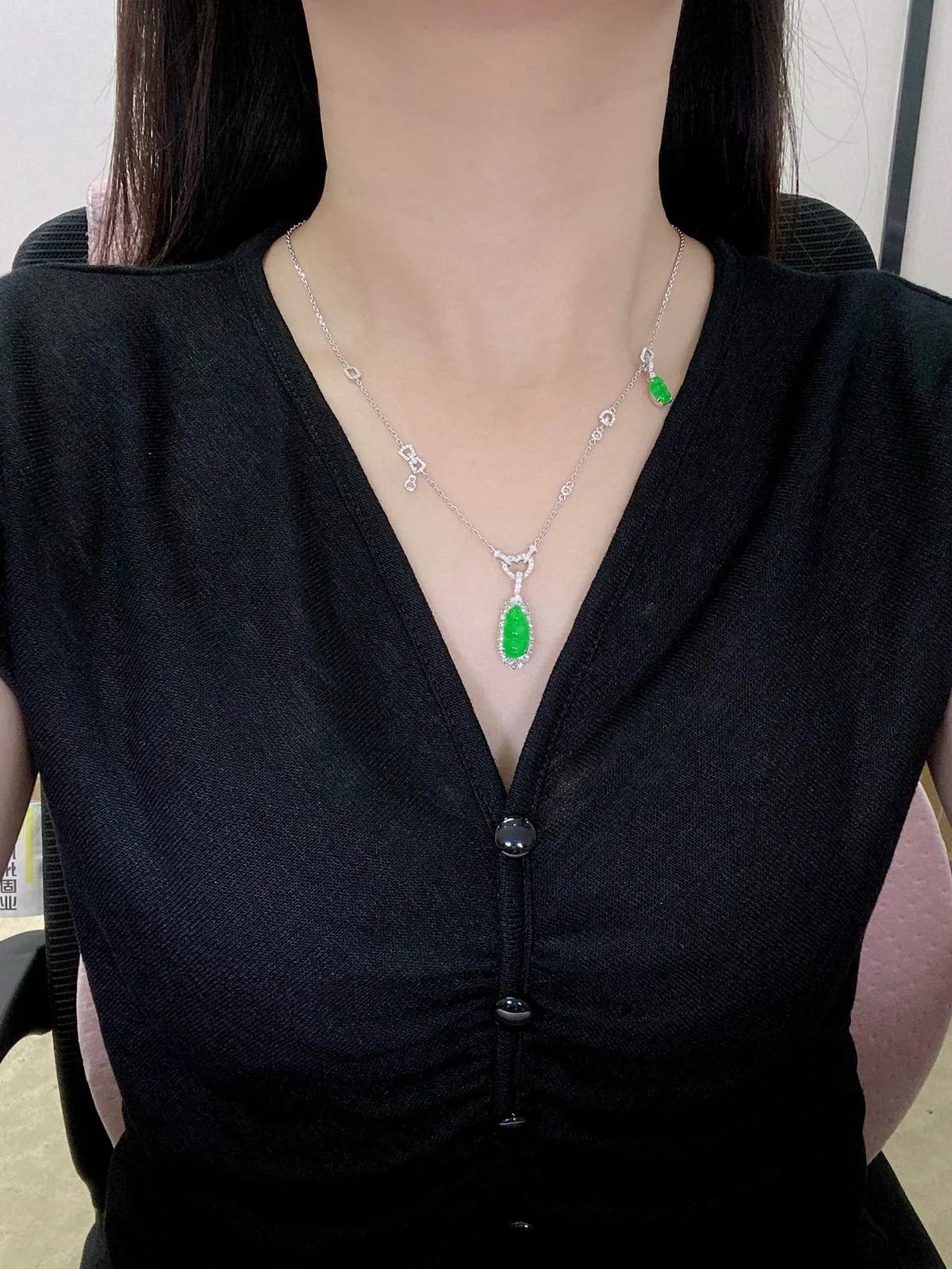 【冰种满绿福豆吊坠】种地上乘，冰感十足，通透起光，饱满圆润，18k金钻镶嵌，裸石尺寸14.3*6.9*3.3毫米。