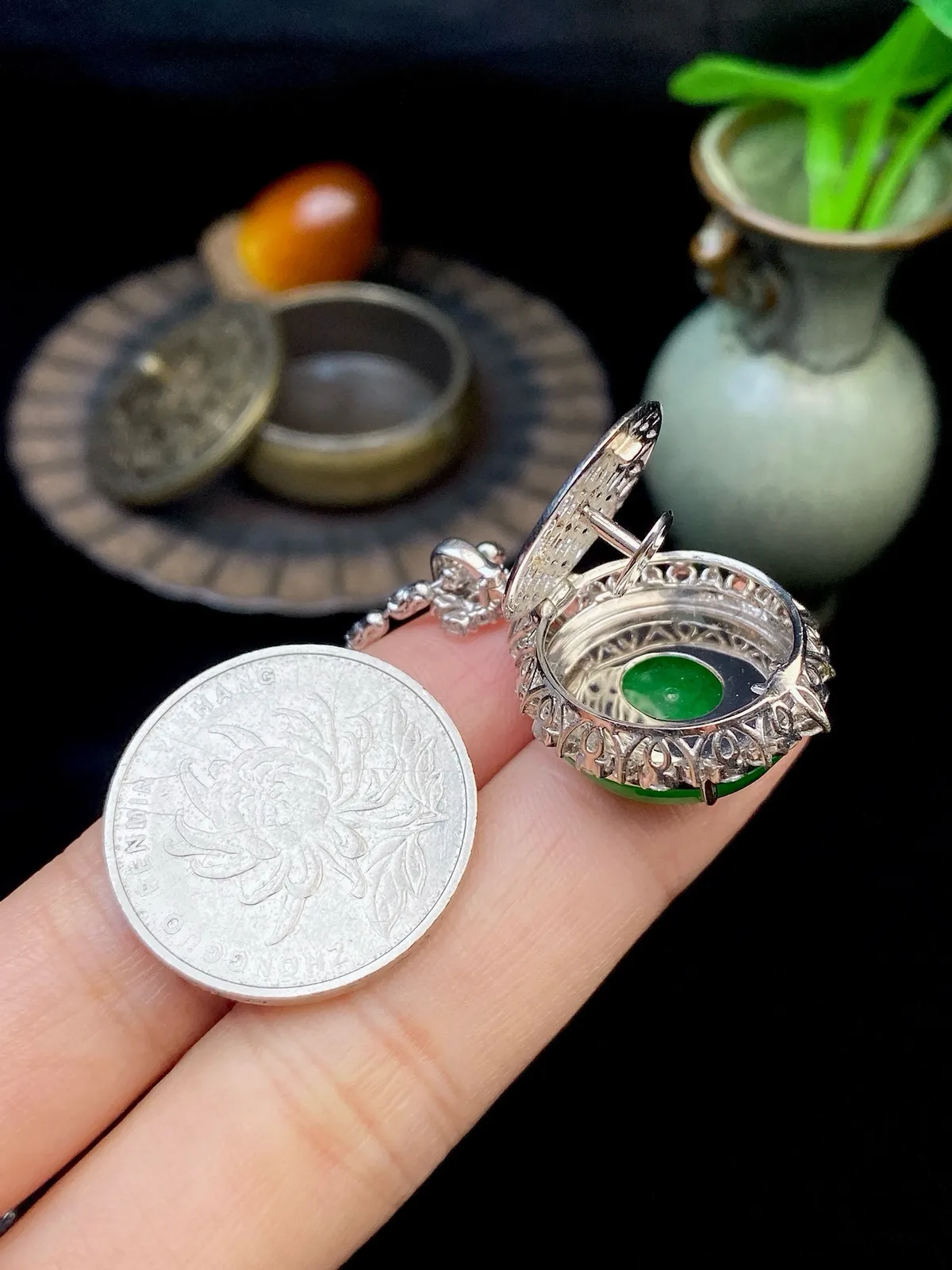 【冰种满绿圆无事牌】种水颜色都不错，冰感明显，质地细腻干净，佩戴佳品。18k金钻镶嵌，裸石尺寸18.1*2.8毫米