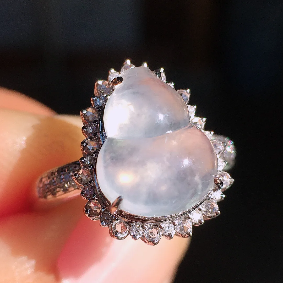 冰种葫芦戒指，玉质细腻，荧光感超
强，饱满圆润，尽显优雅气质，18k
金豪华镶嵌