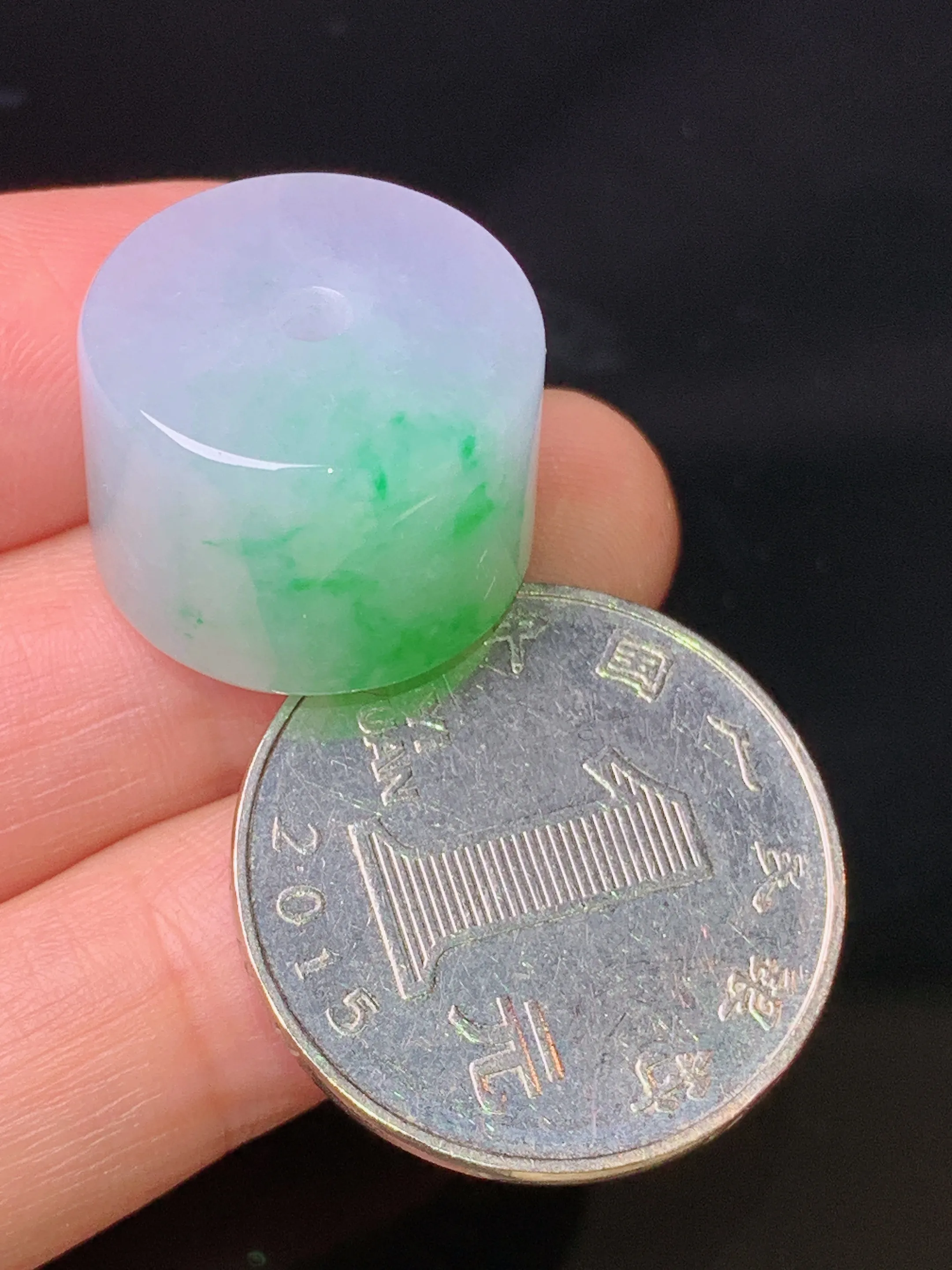 飘绿路路通吊坠 玉质细腻 水润亮眼 色泽艳丽 整体尺寸18.2*18.2*12.7