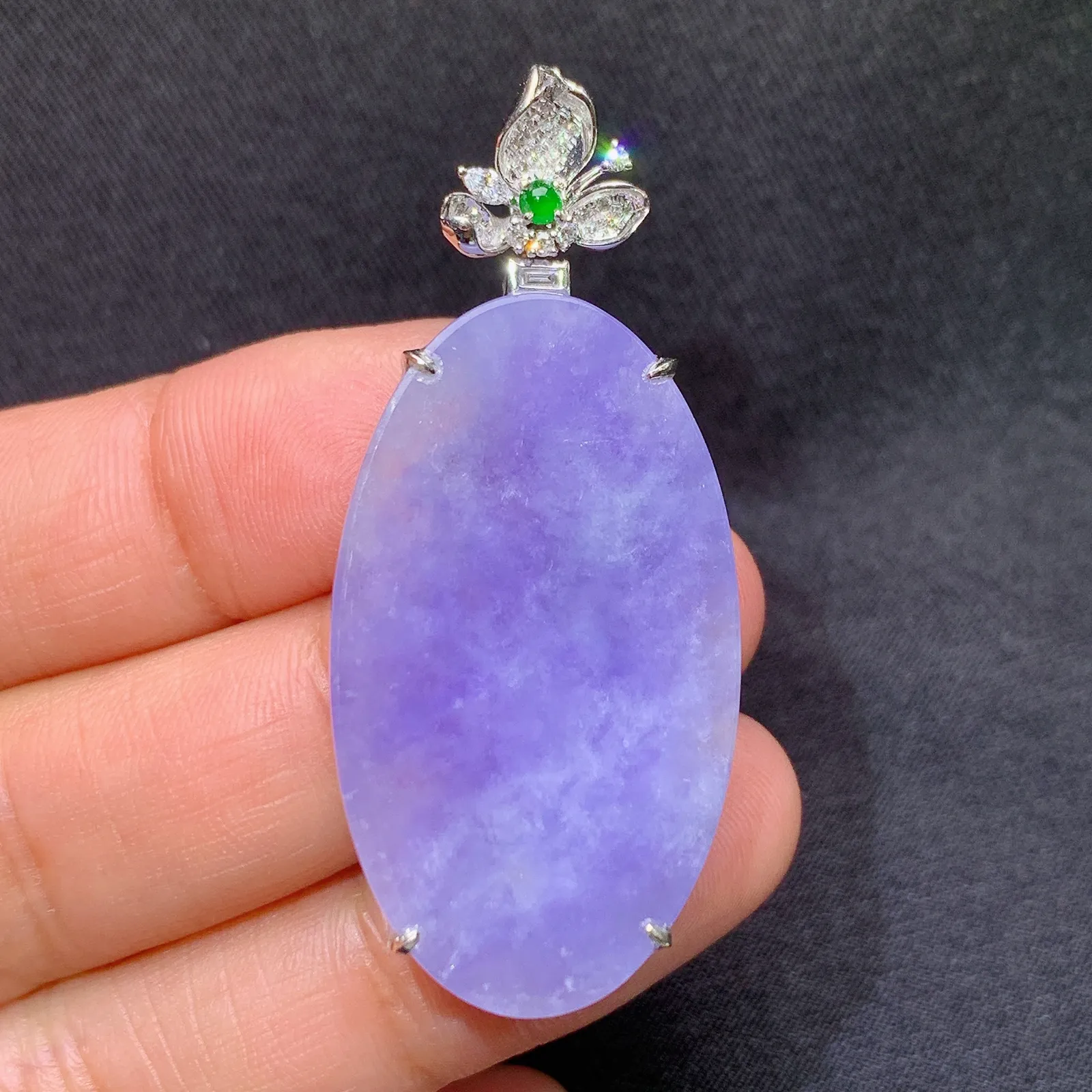 紫罗兰圆牌吊坠，18k金镶嵌，温润细腻，色泽浓郁，种水足，Xu 尺寸46.7*20.5*6.6