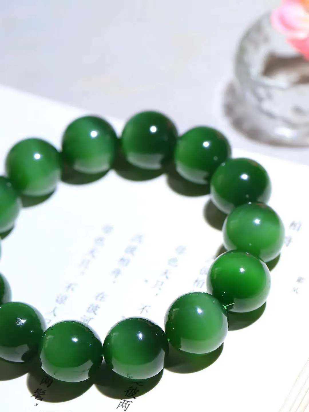 （猫眼手串）

典藏级臻品和田玉碧玉猫眼圆珠手串 质地温润灵动 猫眼儿般的光中，有波光潋滟，也有梦幻清韵。行走于市井的喧嚣，相顾不言，便得清欢。重88.4克 尺寸取一15.8mmFDT-23120753
