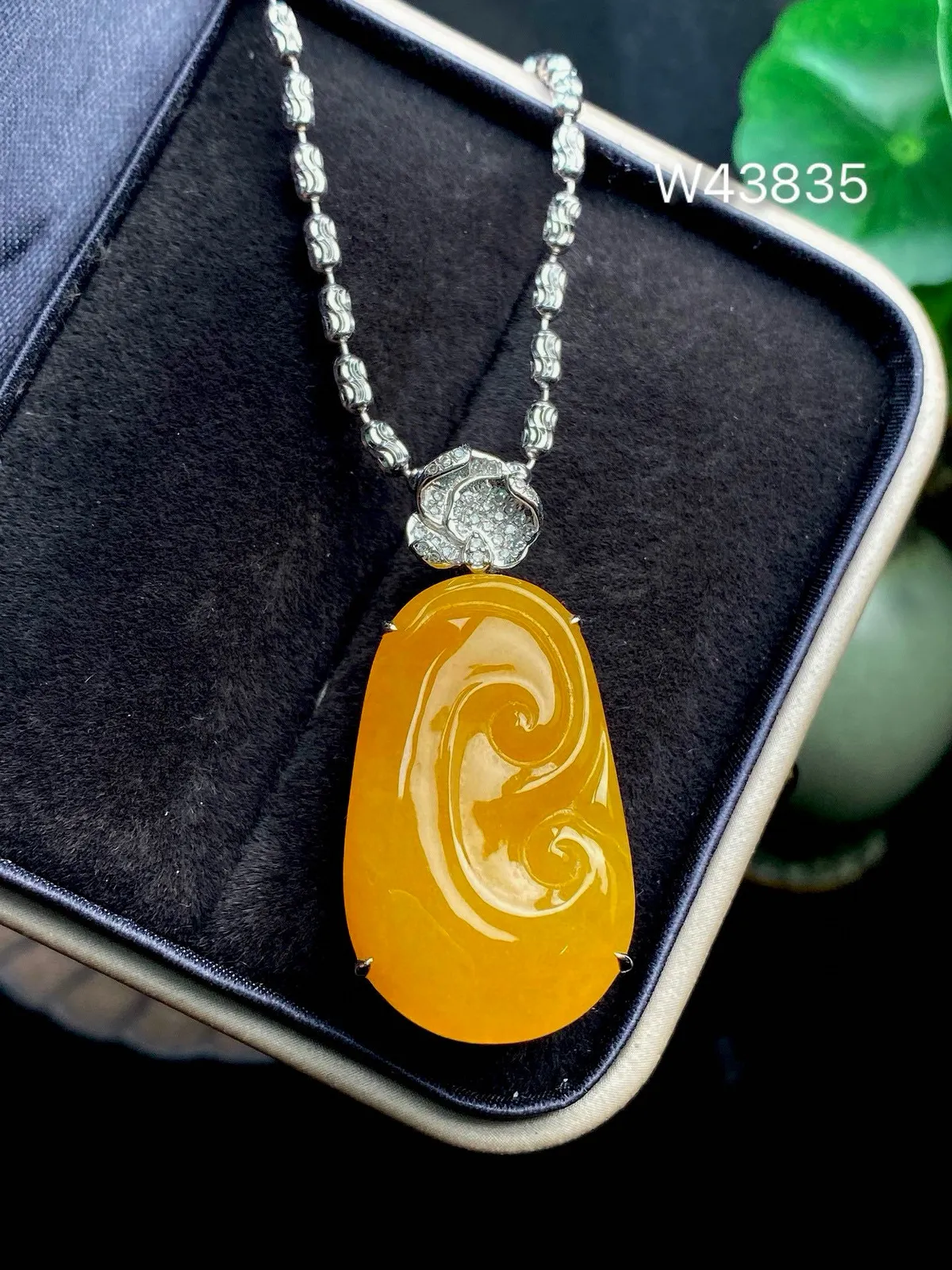 【冰种黄翡如意吊坠】种水很好，颜色漂亮，冰润通透，晶莹闪亮，18K金钻镶嵌，裸石尺寸27.2*17*