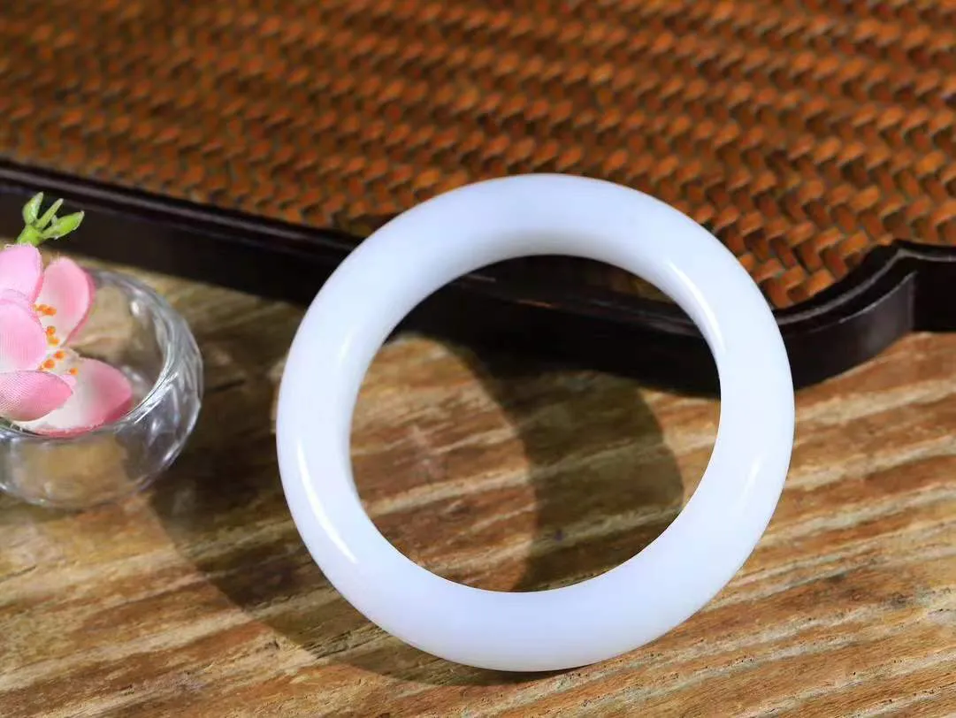 【腕间柔情.手镯】   

收藏级臻品️和田玉白玉手镯 玉质温润细腻 油性十足 古朴秀雅 轻抚岁月的栏杆软香温玉，腕间玉镯轻轻晃动，令人情动心间，撷一缕月末的芬芳，把心思铺陈，时光静美，惟有你最温柔。重79.67克   尺寸56.5-14.9-10.5mm  461201255A