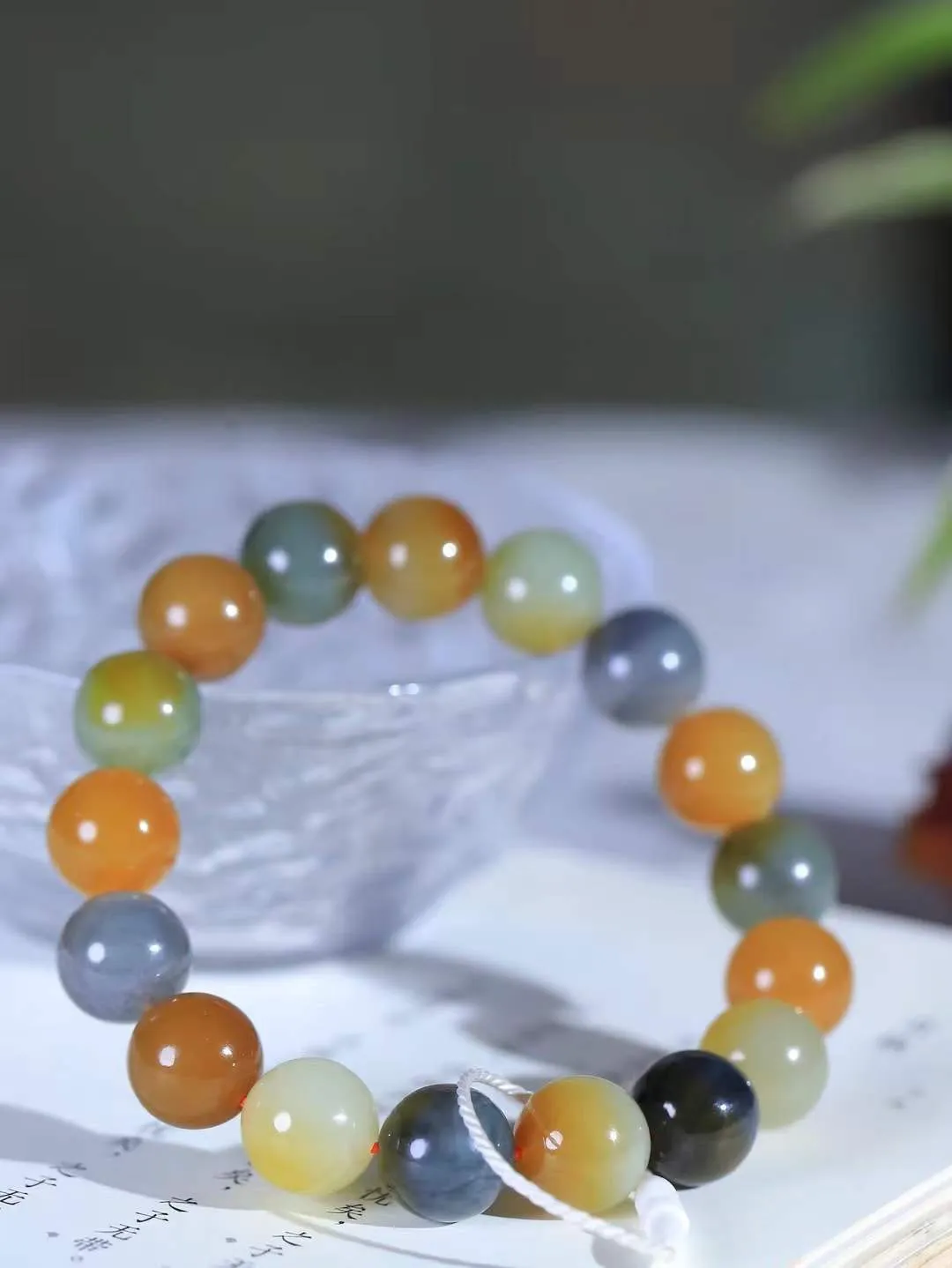 楼兰古韵.手串】

精品和田玉楼兰三色手串  温润光泽，不张扬却自显高贵；三色交织的独特纹理，低调中透露出不凡的气质，每一颗和田玉，都历经千年风沙的洗礼，凝聚着大自然的灵韵与时光的沉淀。楼兰三色，宛如大漠深处的神秘画卷，交织着历史的厚重与文化的深邃。108颗玉珠，串联起岁月的流转与心灵的宁静，佩戴之间，仿佛与古老的楼兰文明对话，感受那份独特的优雅与从容。重44.5克  尺寸取一12mm  561251224L