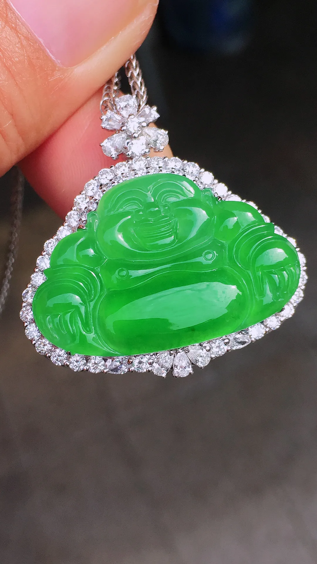 阳绿佛公吊坠，色泽均匀艳丽，玉质细腻，荧光感超
强，饱满圆润，尽显优雅气质，18k
金豪华镶嵌