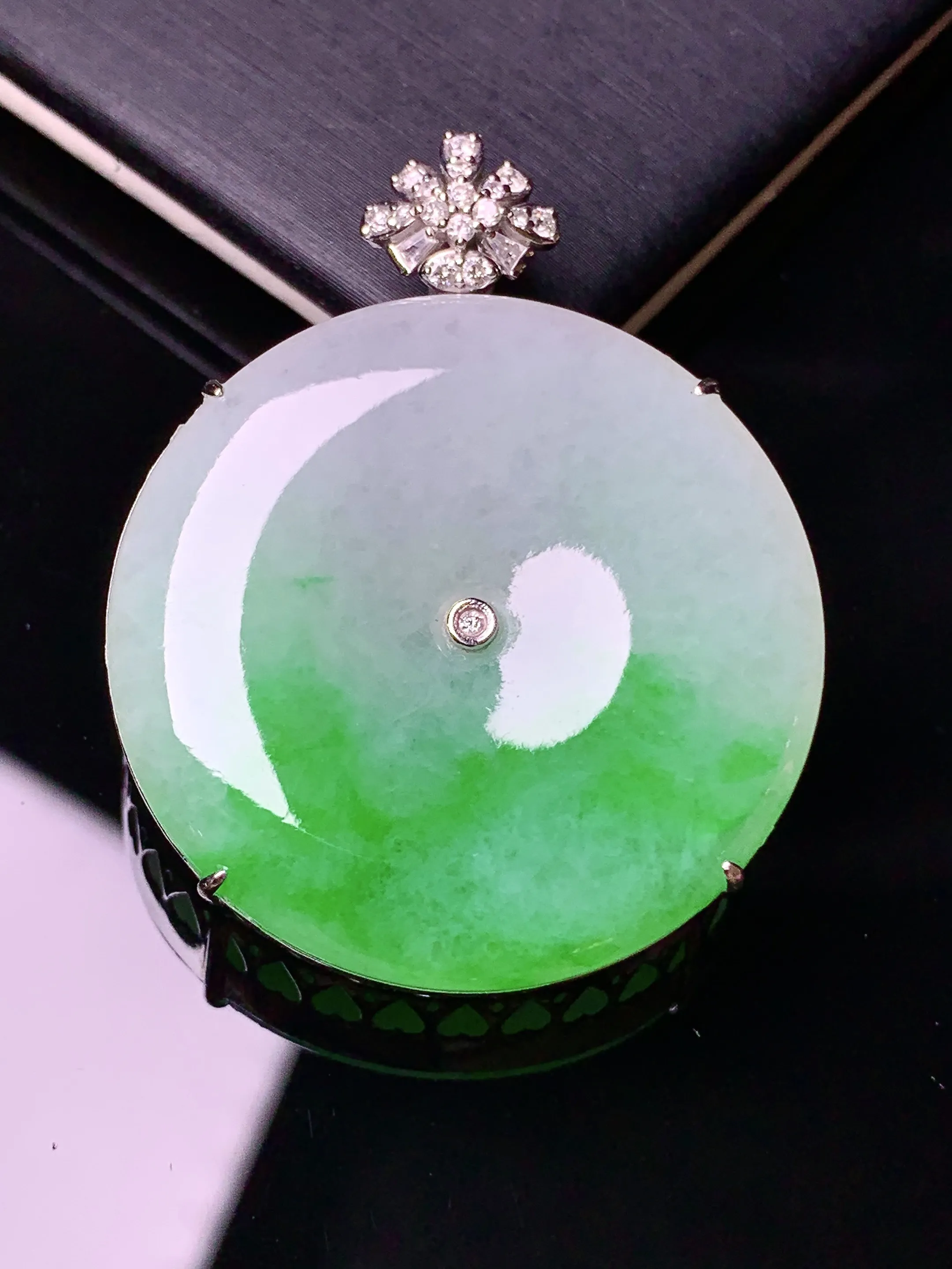 18k金钻镶嵌飘绿平安扣吊坠 玉质细腻 水润亮眼 色泽艳丽 整体尺寸40.2*32*7.6