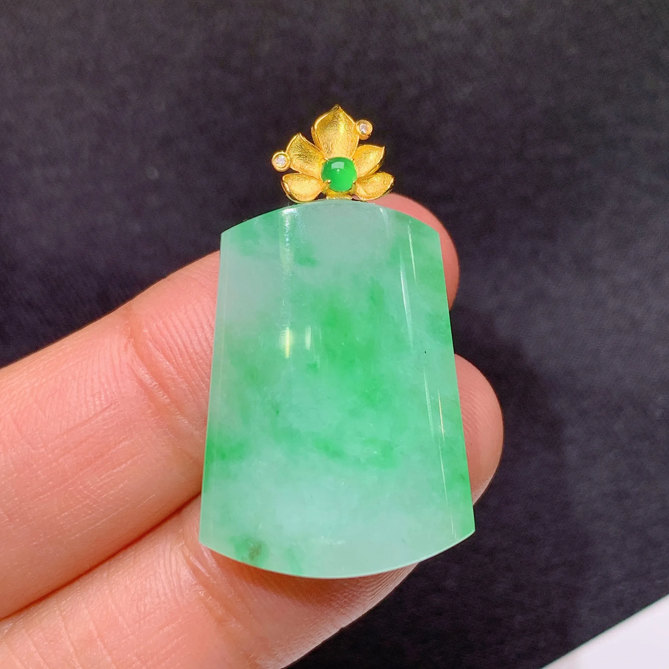 冰飘绿无事牌吊坠，18k金镶嵌，冰润色阳，玉质细腻，种水足，Xz整体尺寸30.9*17.9*5.5