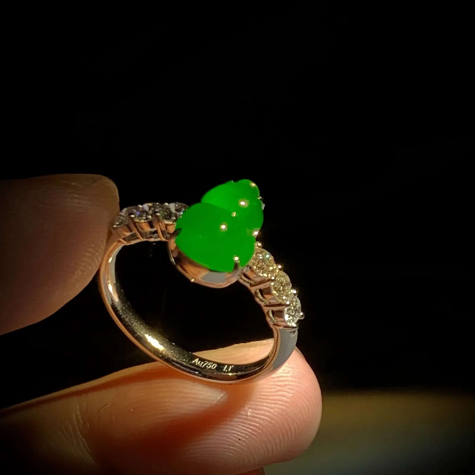 精品葫芦戒指，颜色种水都很好，
裸石10-7.2-3.5mm，14#，
18K金，南非钻，3.88g