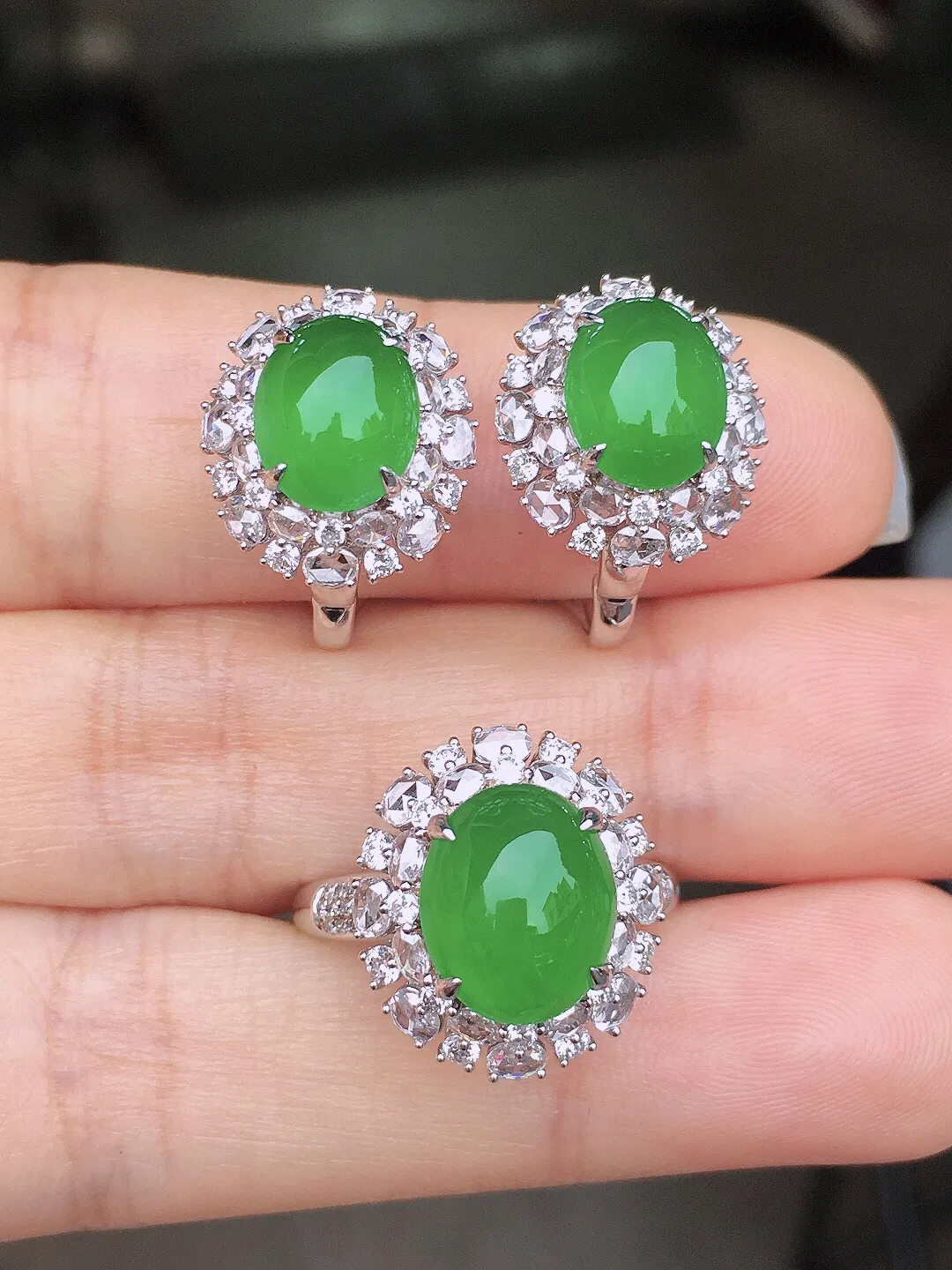 阳绿蛋面套装（耳钉+戒指），色泽均匀艳丽，玉质细腻，荧光感超
强，饱满圆润，尽显优雅气质，18k
金豪华镶嵌