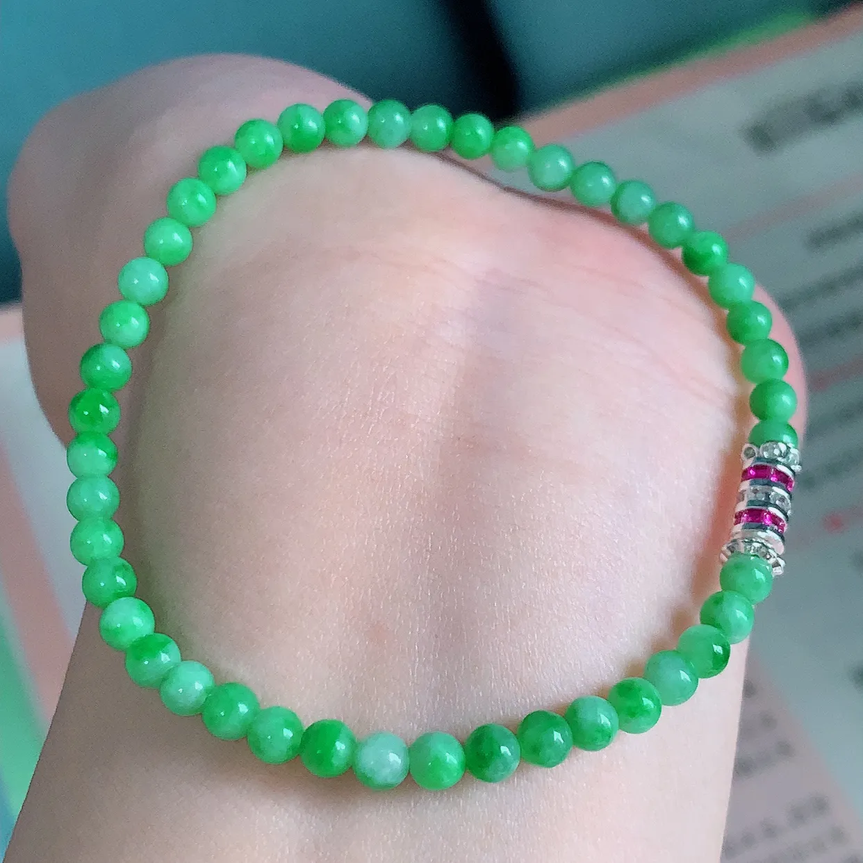 自然光实拍   冰润满绿翡翠手串手链，款式新颖，佩戴效果时尚出众 尽显气质，玉质细腻，美感十足 #0