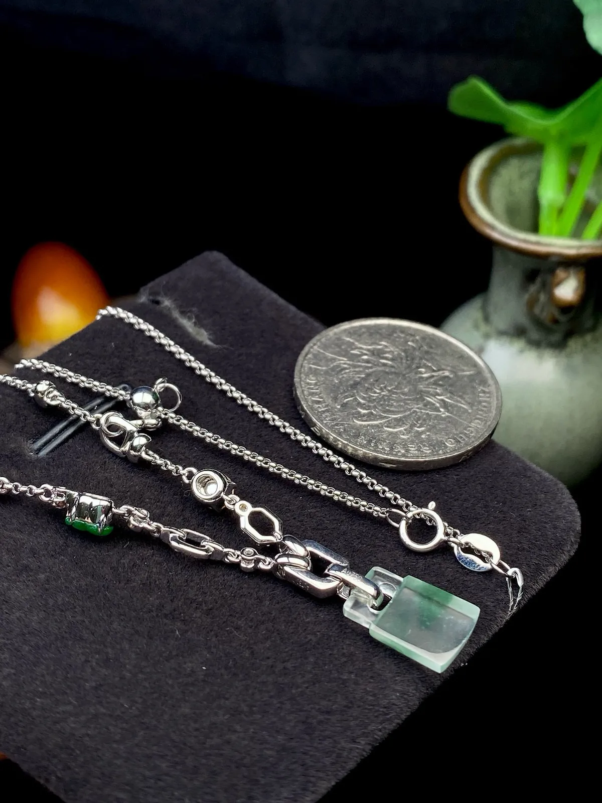 【冰种飘花平安锁吊坠】质地细腻，饱满度很好，晶莹剔透，18k金钻镶嵌，裸石尺寸12.4*8.8*2.6毫米