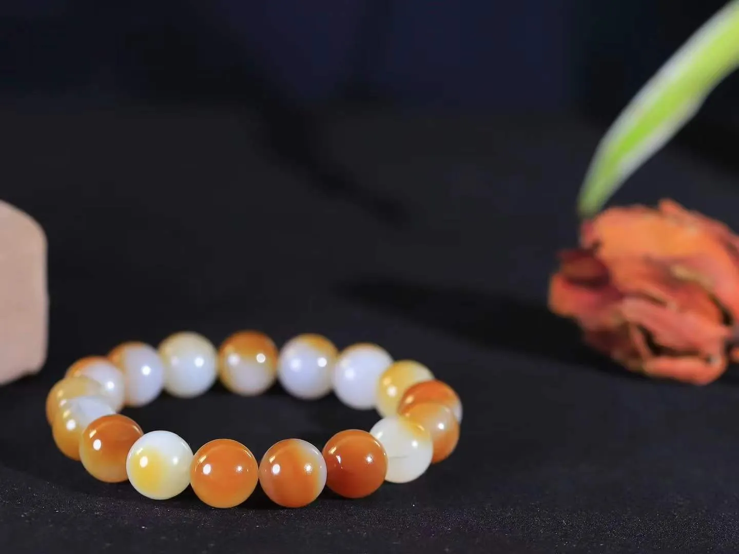 【珠圆玉润.手串】

精品和田玉糖白玉珠圆玉润手串 玉质温润细腻  整串打磨圆润，佩戴舒适。珠珠落玉