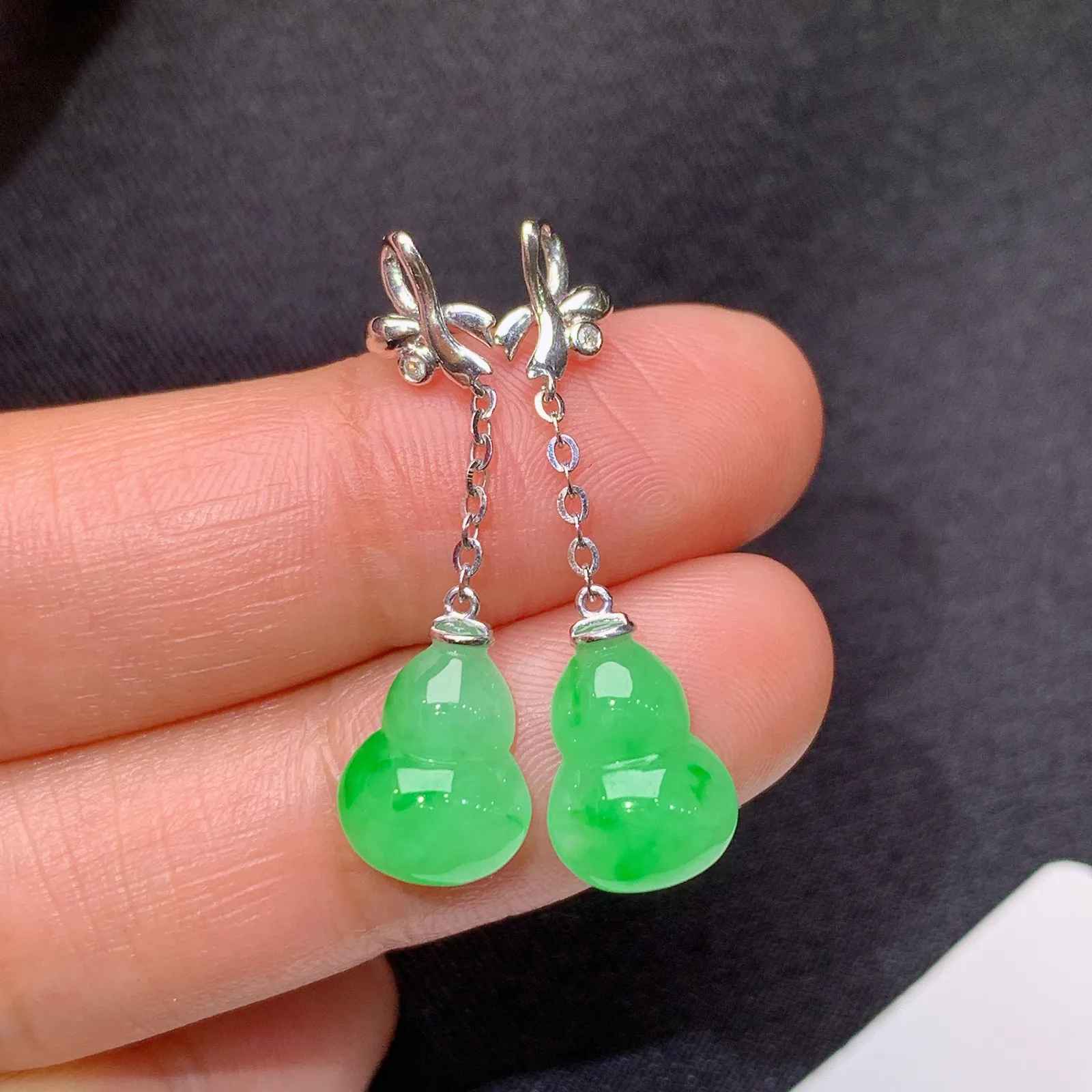 翠绿葫芦耳坠，18k金镶嵌，简约时尚，冰润色阳，种水足，Ax 尺寸11*7.8*3