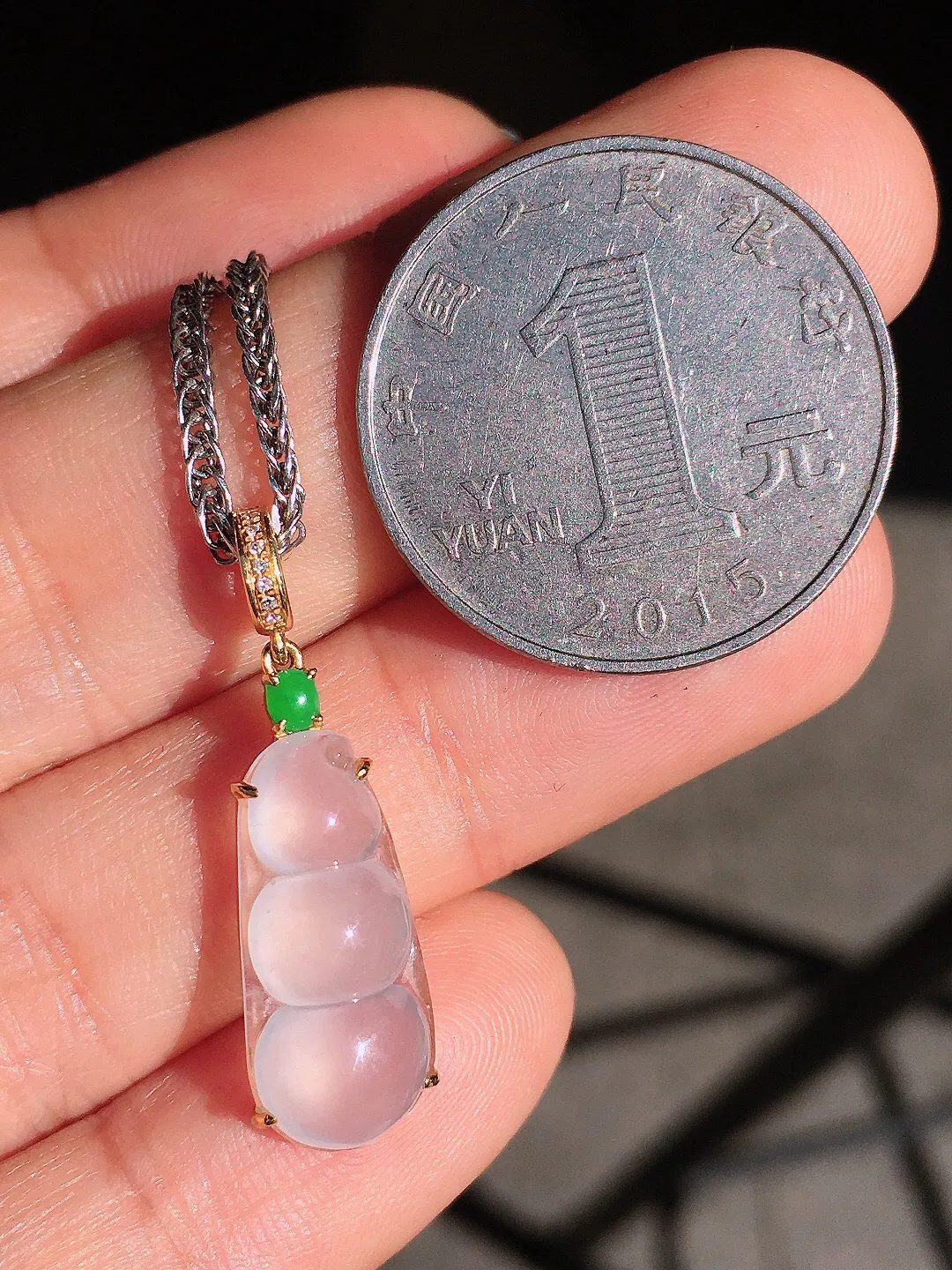 冰种福豆吊坠，玉质细腻，荧光感超
强，饱满圆润，尽显优雅气质，18k
金豪华镶嵌